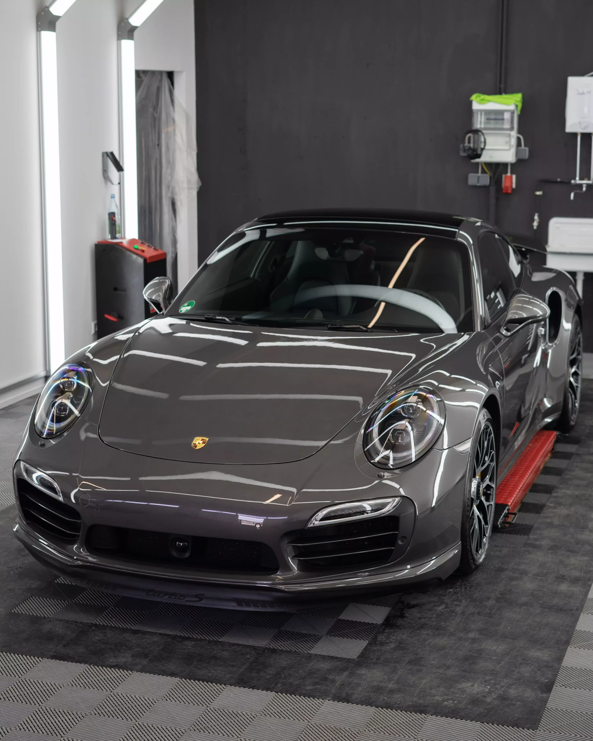 Porsche 911 Turbo S in Anthrazit mit einer Lackschutzfolie auf der Front