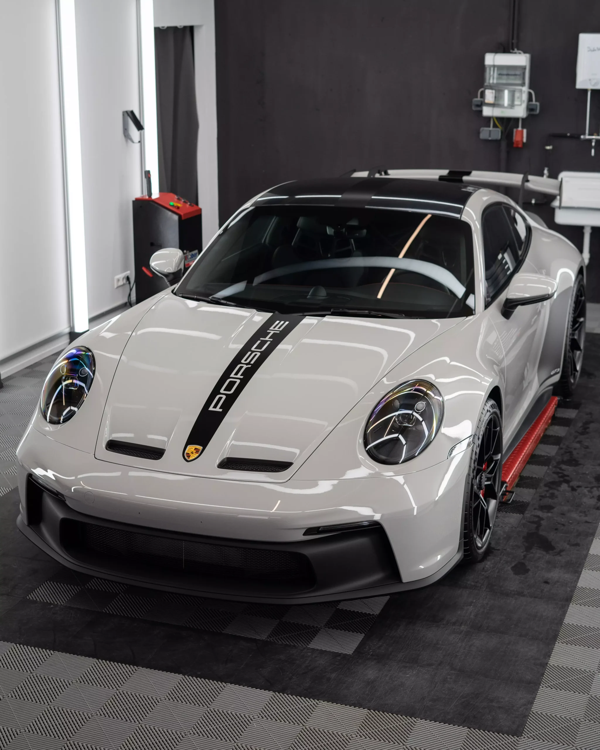 Porsche 911 992 in kreide in einem Lichttunnel stehend bei GLAXI in Schwäbisch Hall