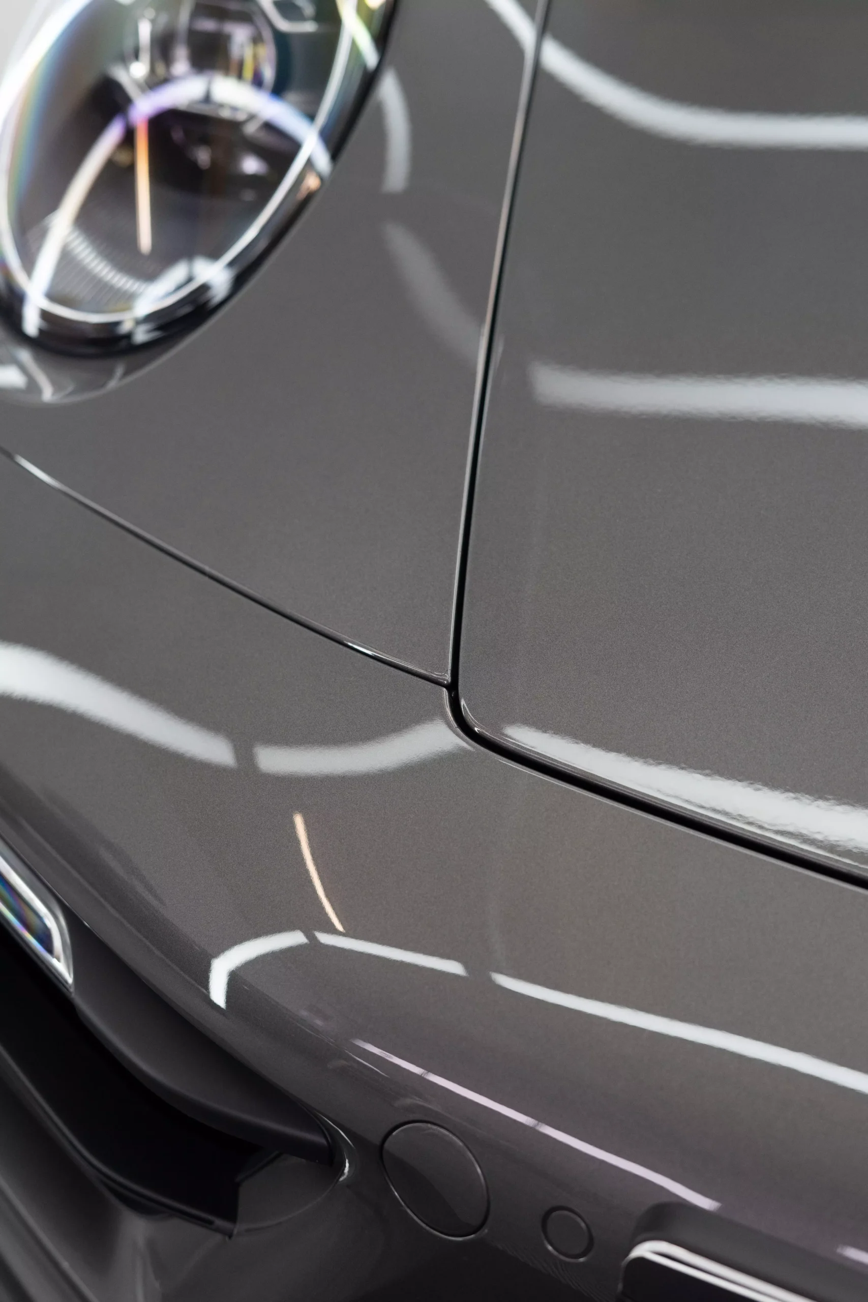 Details der Lackschutzfolierung gegen Steinschläge an einem Porsche 911 Carrera S 992