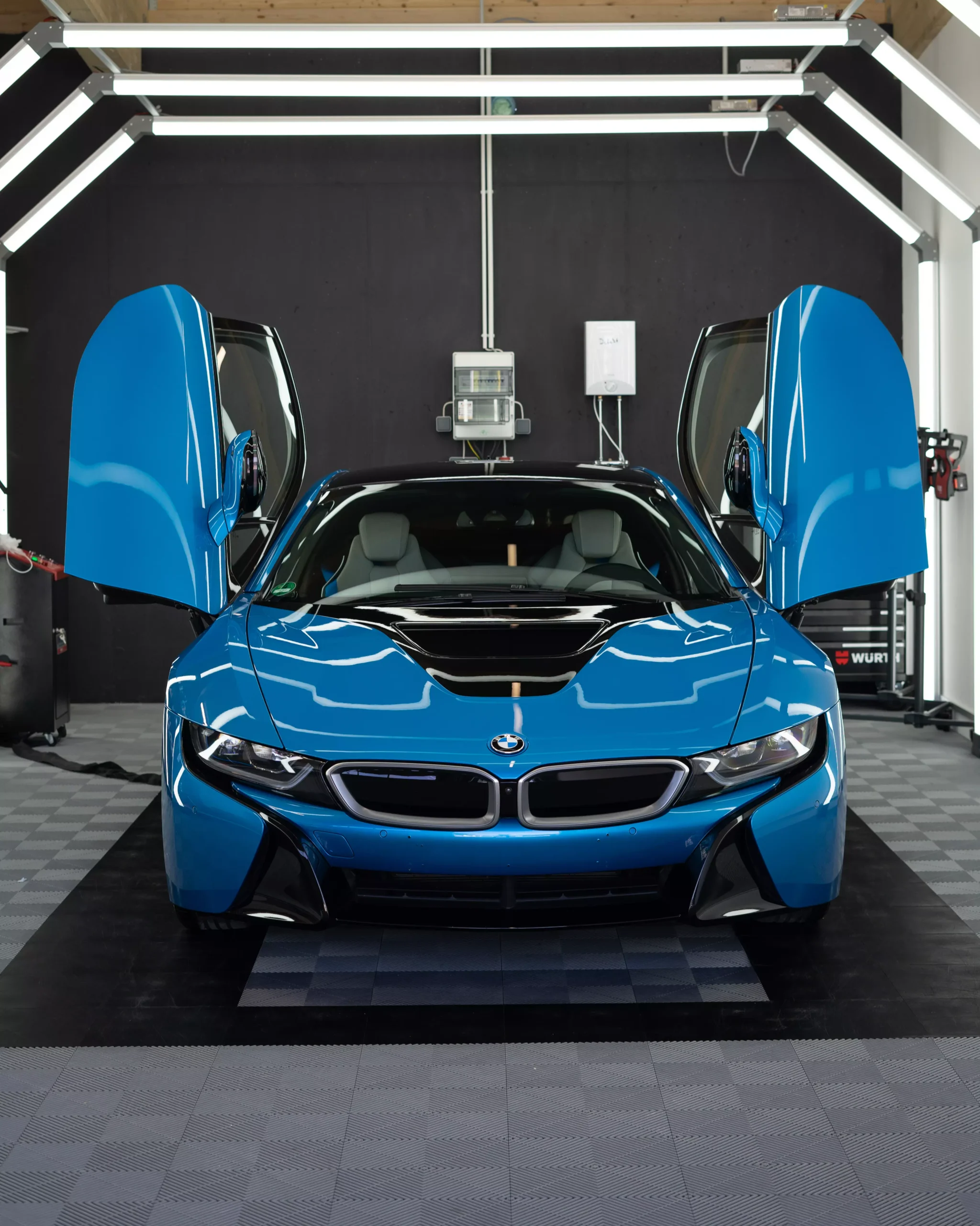 BMW i8 in Blau mit Keramikversiegelung und Flügeltüren