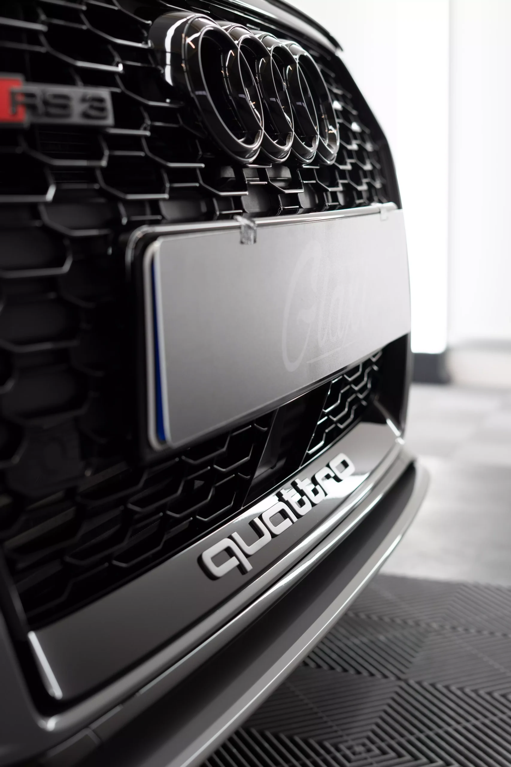 Front eines Audi RS3 in Nardograu