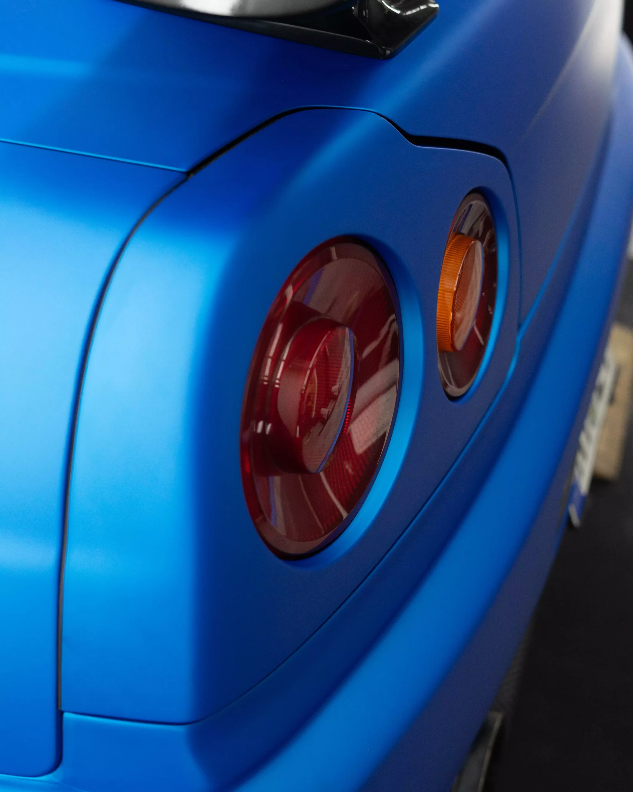 Heckleuchte eines blau folierten Nissan Skyline in einem Lichttunnel bei der Firma GLAXI in Schwäbisch Hall