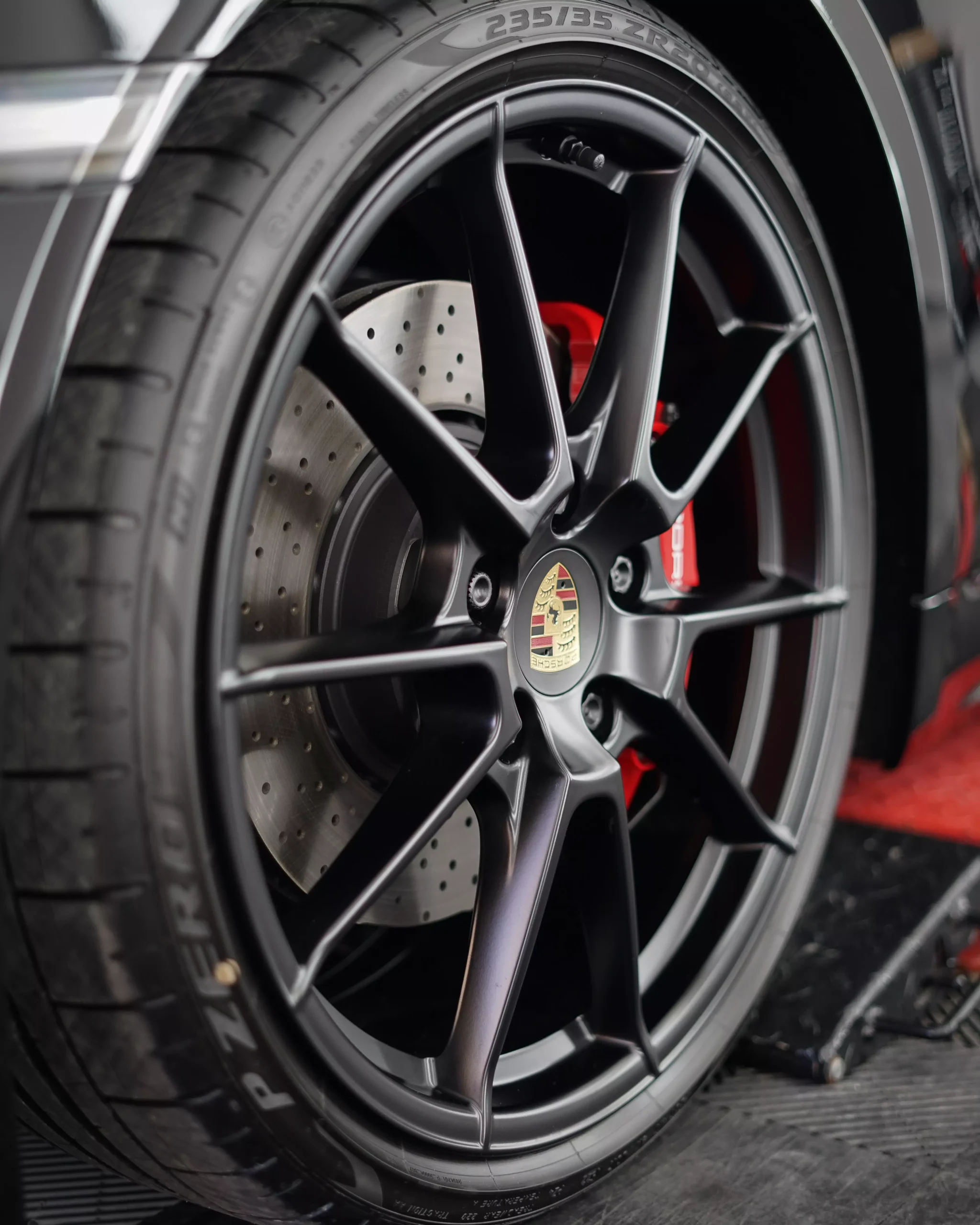 Porsche Boxter 4.0 GTS Felge in schwarz nach Keramikversiegelung bei GLAXI