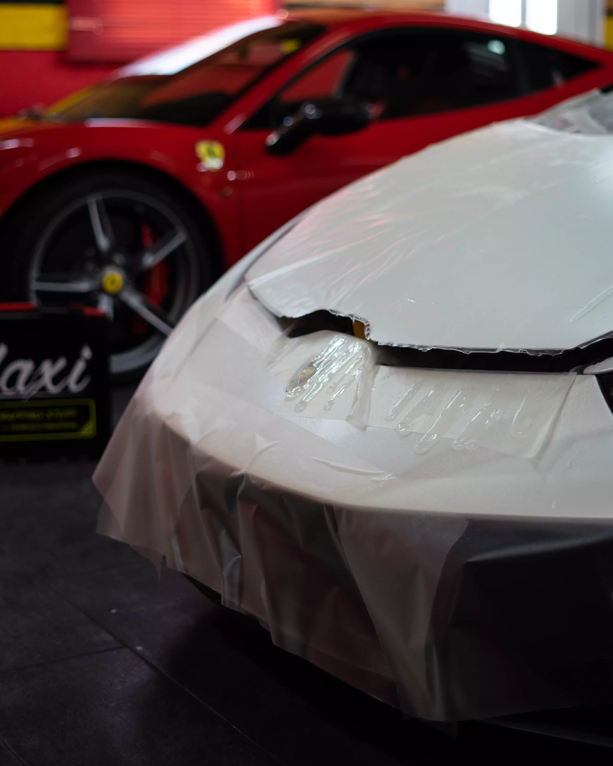 Eine Lackschutzfolierung / PPF während der Montage mit Gel als Verkelebeflüssigkeit.