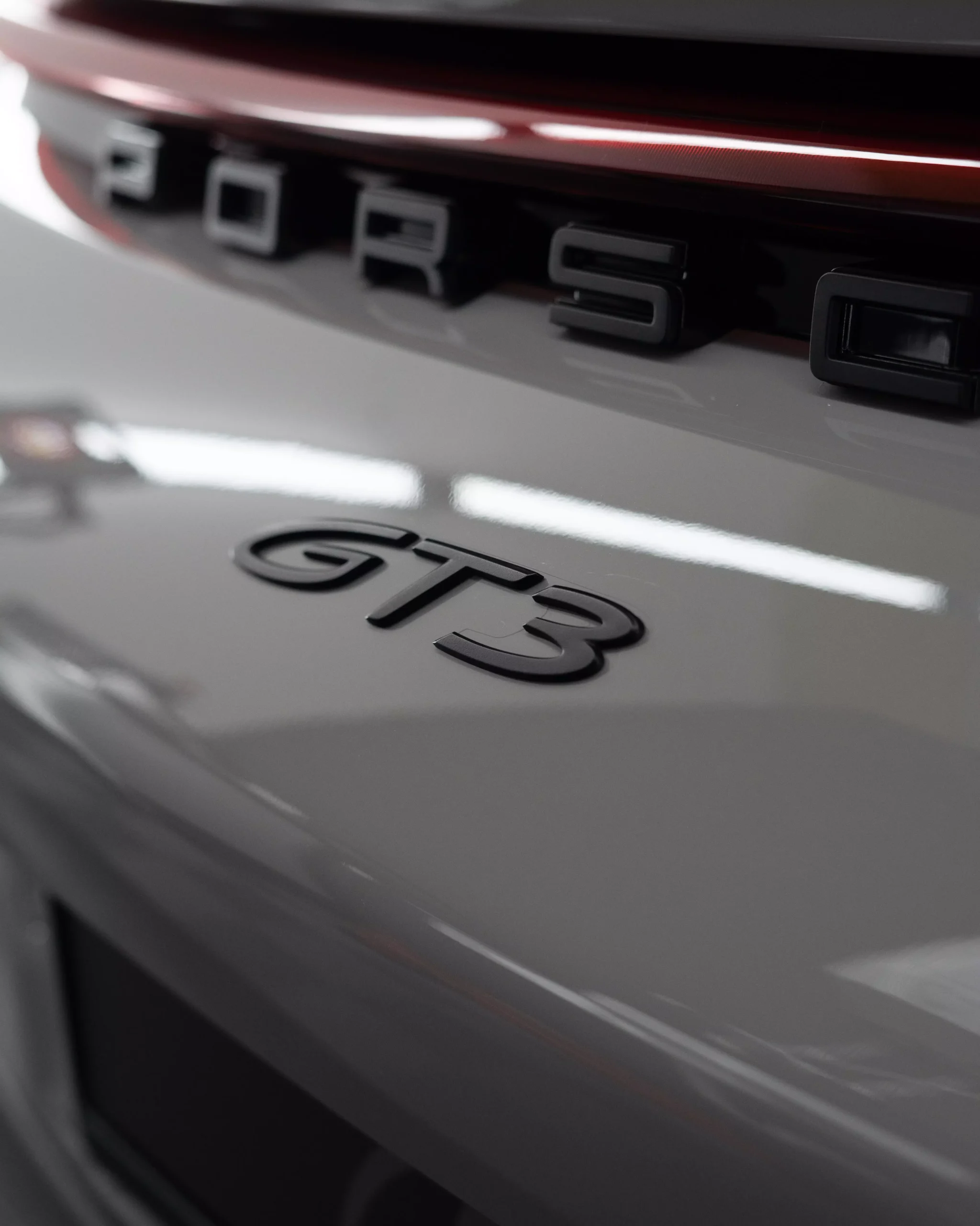 Porsche Heckansicht des 992 911 GT3 in kreide in einem Lichttunnel bei der Firma GLAXI in Schwäbisch Hall. Der Wagen erhielt eine Lackschutzfolierung.