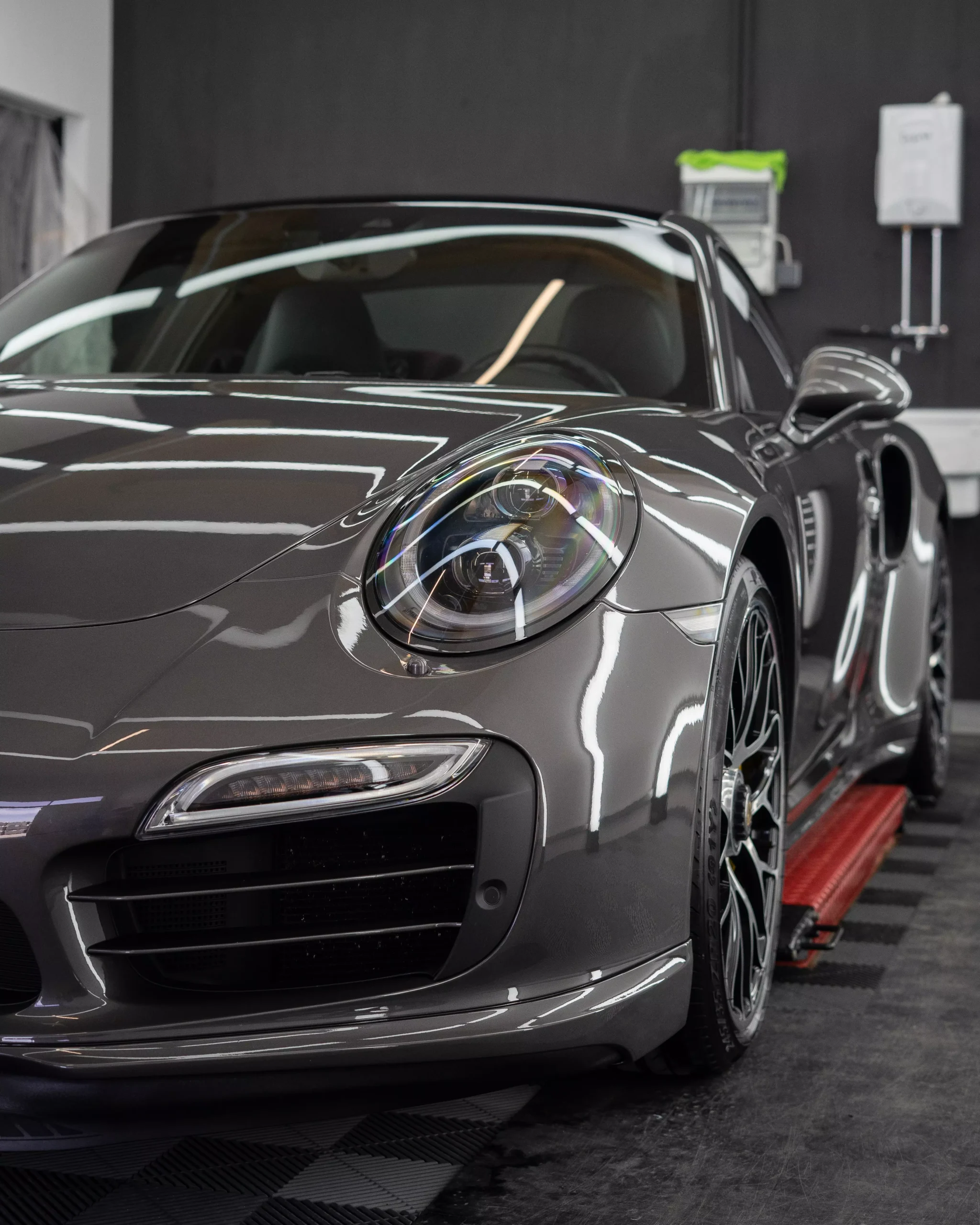 Porsche 911 Turbo S in Anthrazit mit einer Lackschutzfolie auf der Front