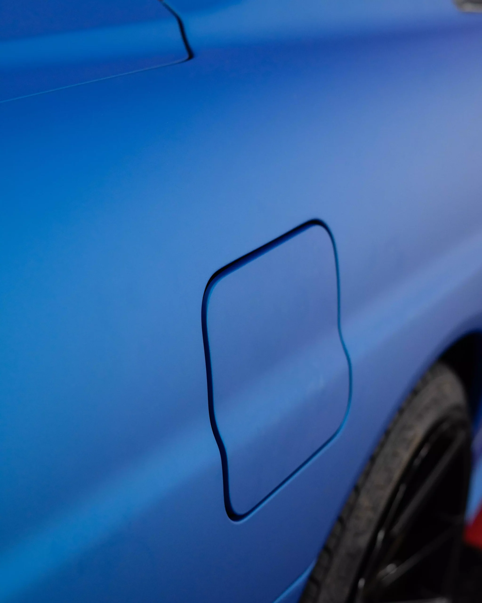 Tankdeckel eines Nissan Skyline in einem Lichttunnel bei der Firma GLAXI in Schwäbisch Hall