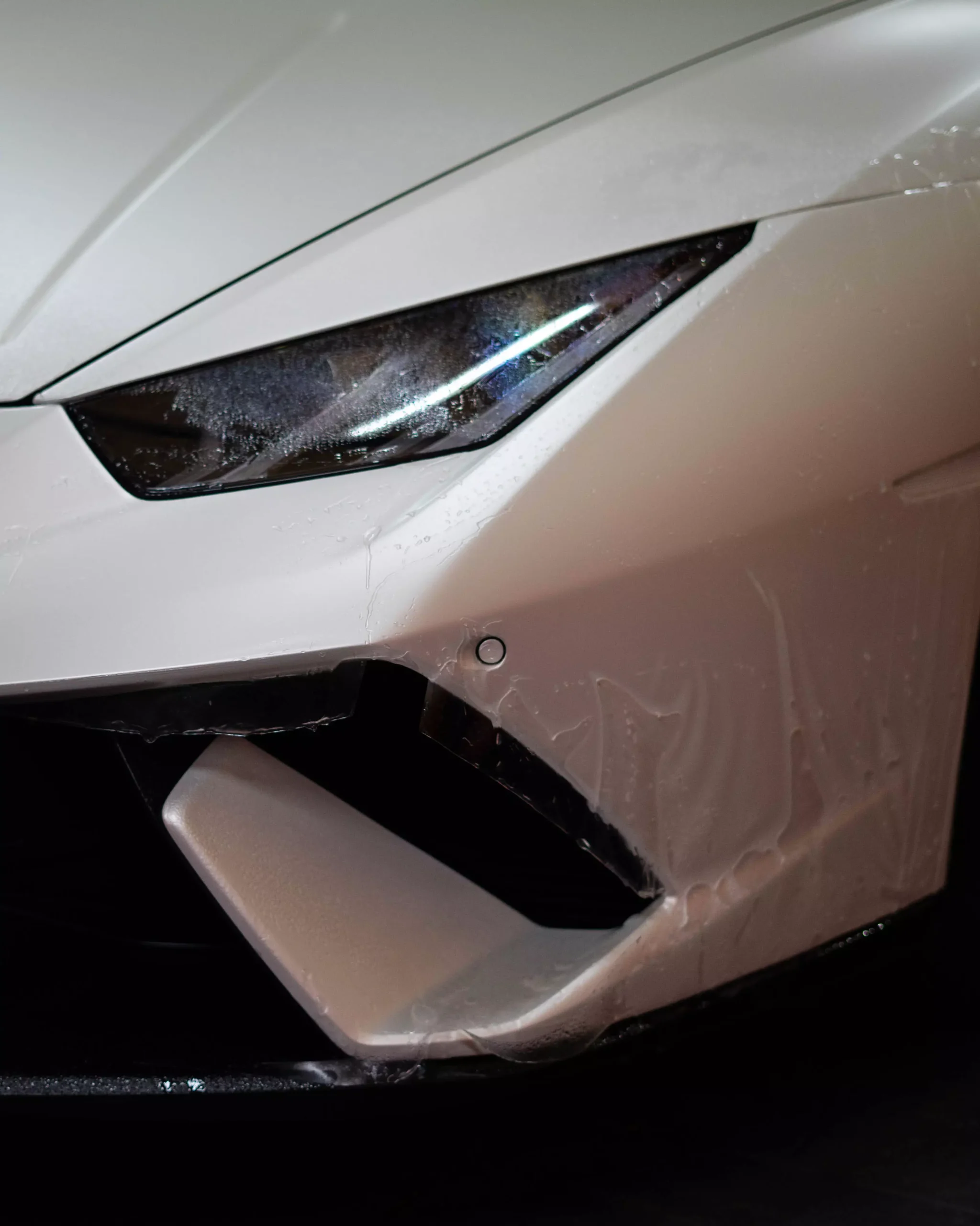 Weiß matter Lamborghini Huracan Performante der gerade seine Lackschutzfolie montiert bekommt.