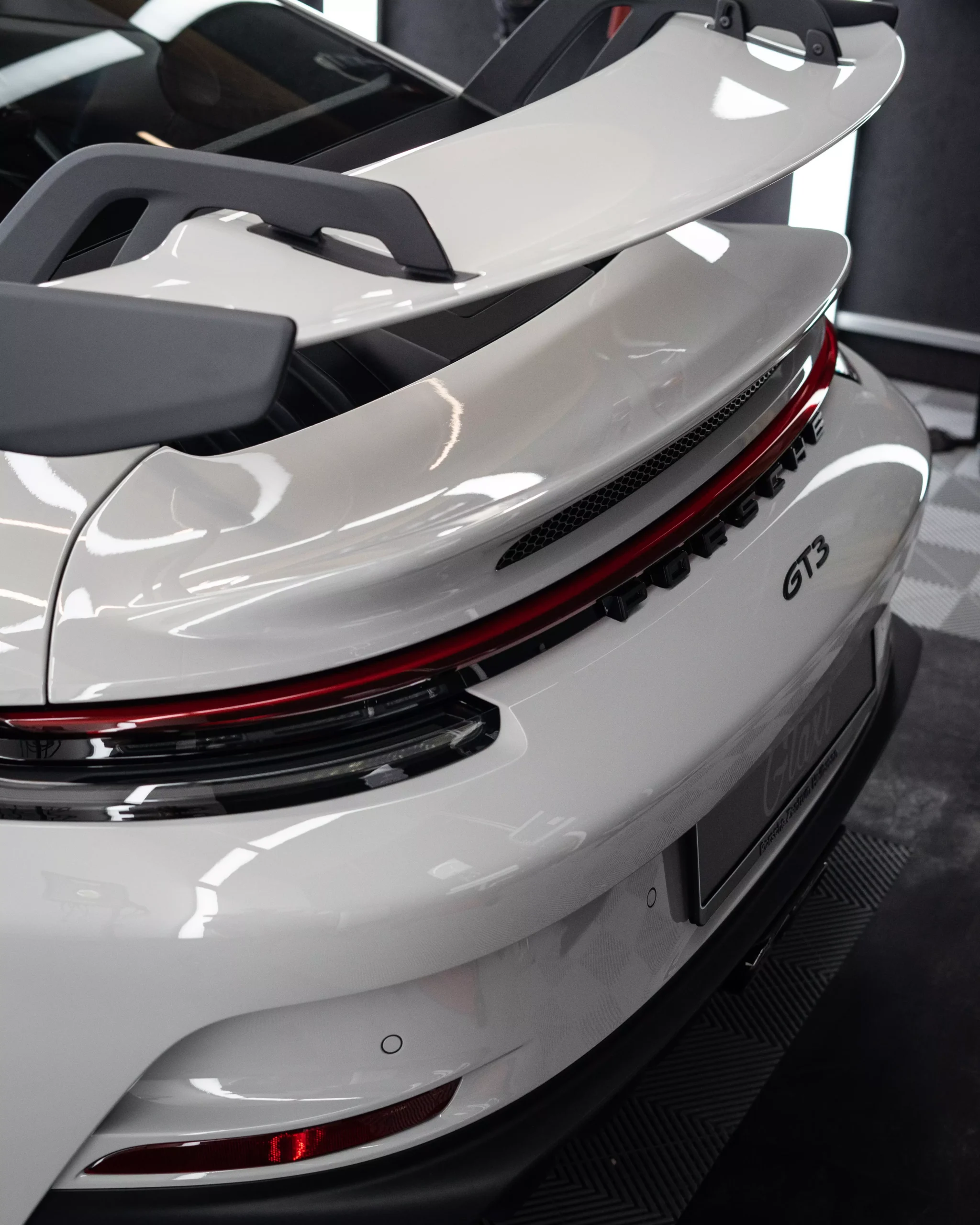 Porsche Heckansicht des 992 911 GT3 in kreide in einem Lichttunnel bei der Firma GLAXI in Schwäbisch Hall. Der Wagen erhielt eine Lackschutzfolierung.