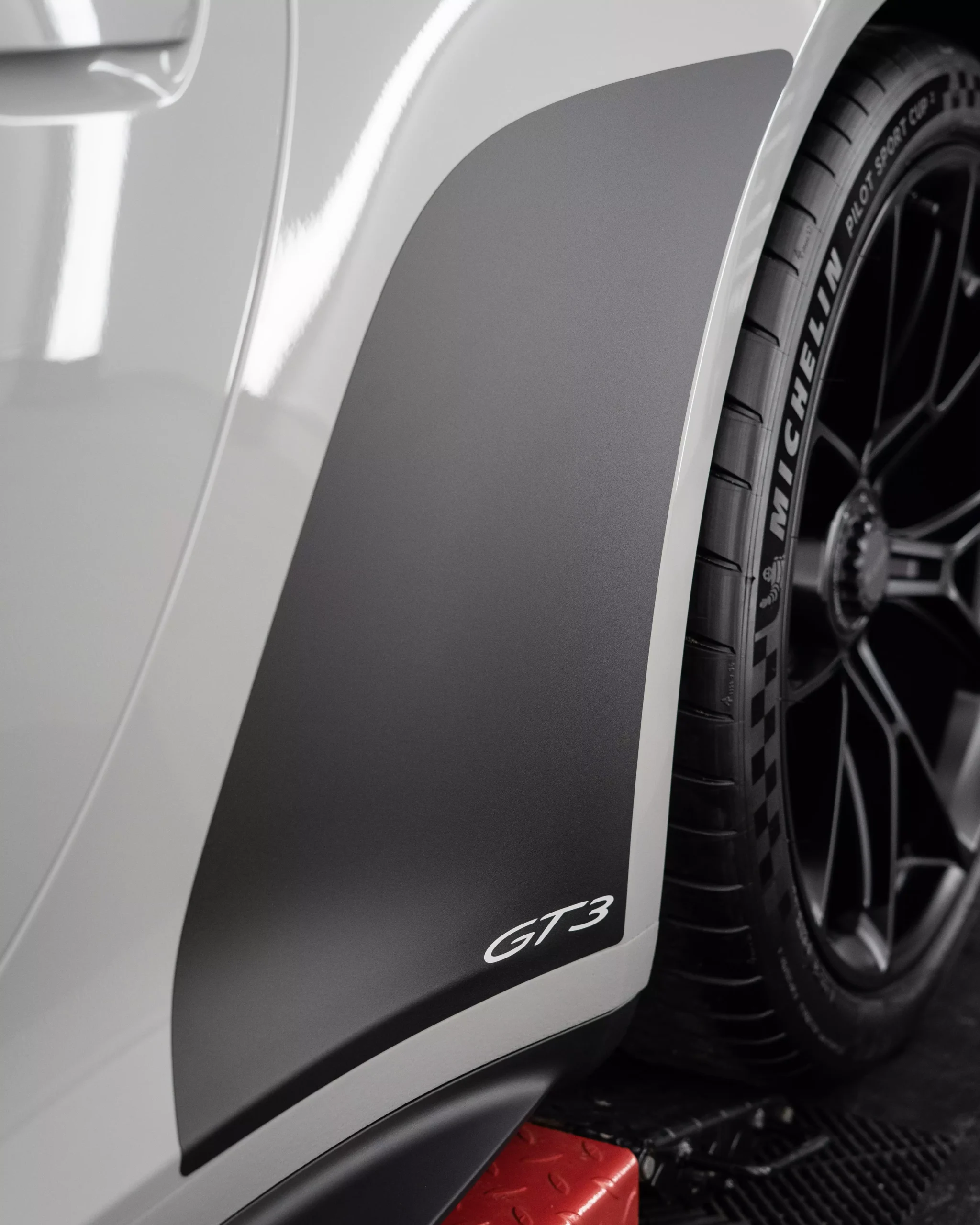 Steinschlagschutz Flap in schwarz an einem Porsche 992 911 GT3