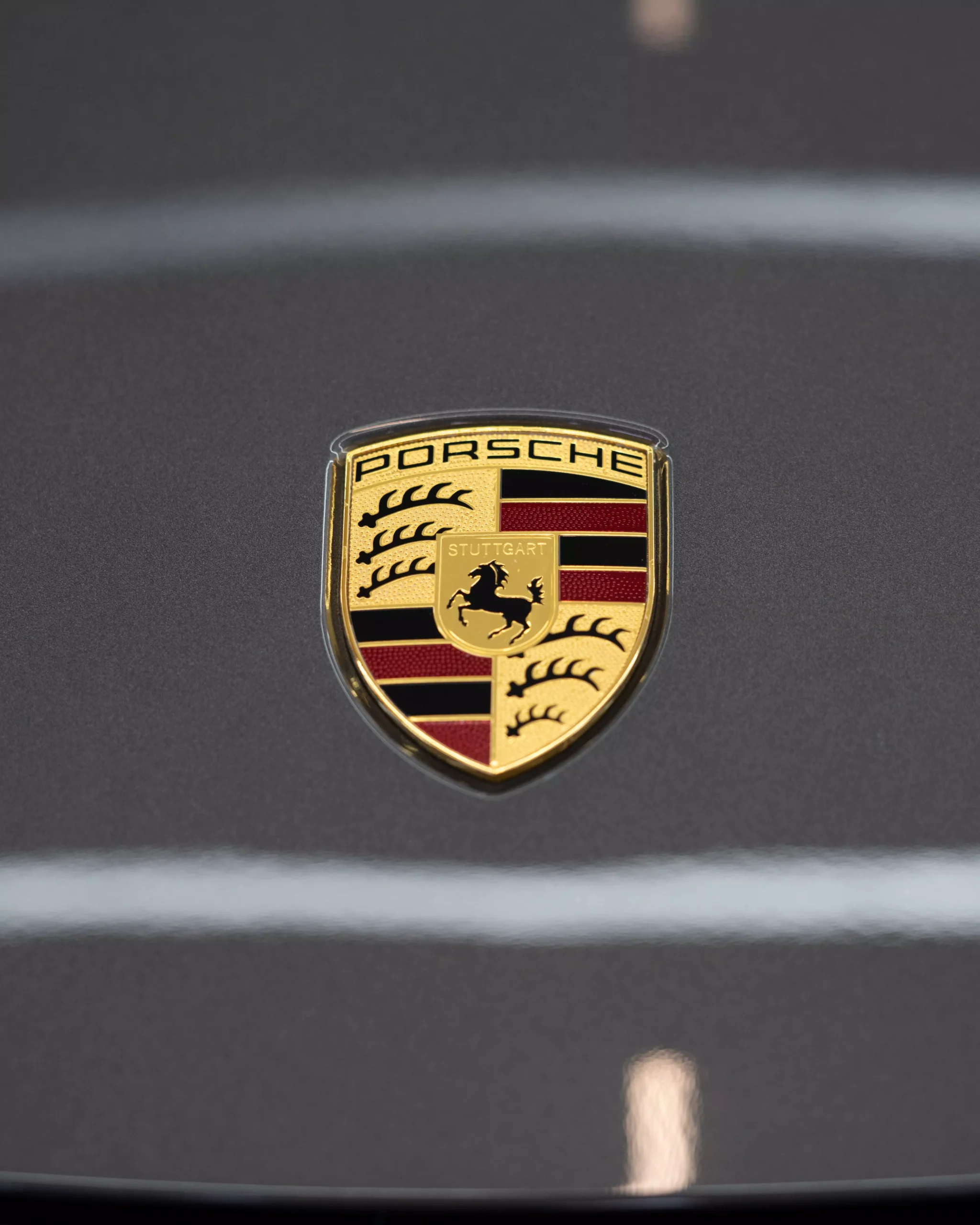 Porsche Logo von einem Porsche 991 Turbo S