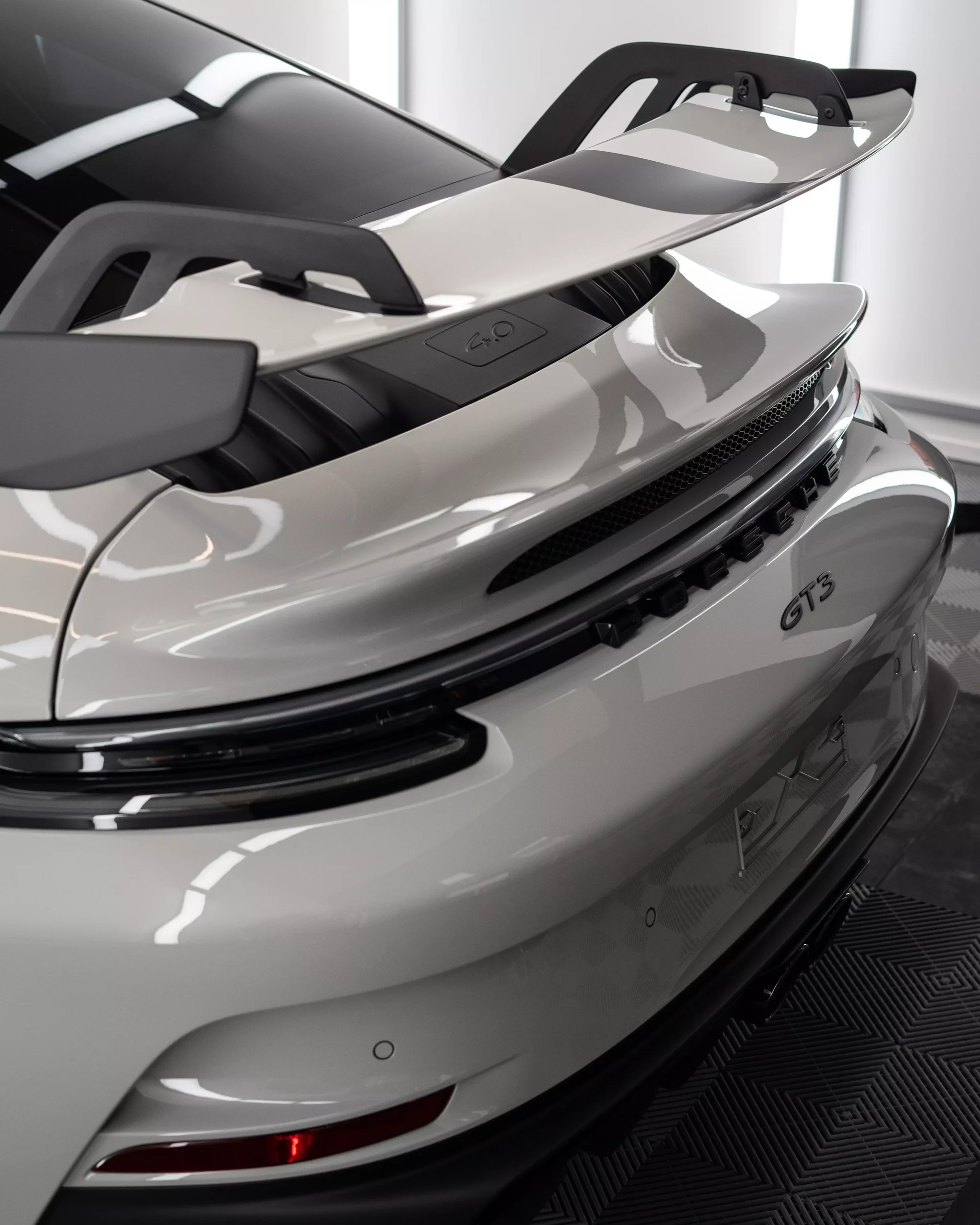 Porsche 911 992 in kreide in einem Lichttunnel stehend bei GLAXI in Schwäbisch Hall