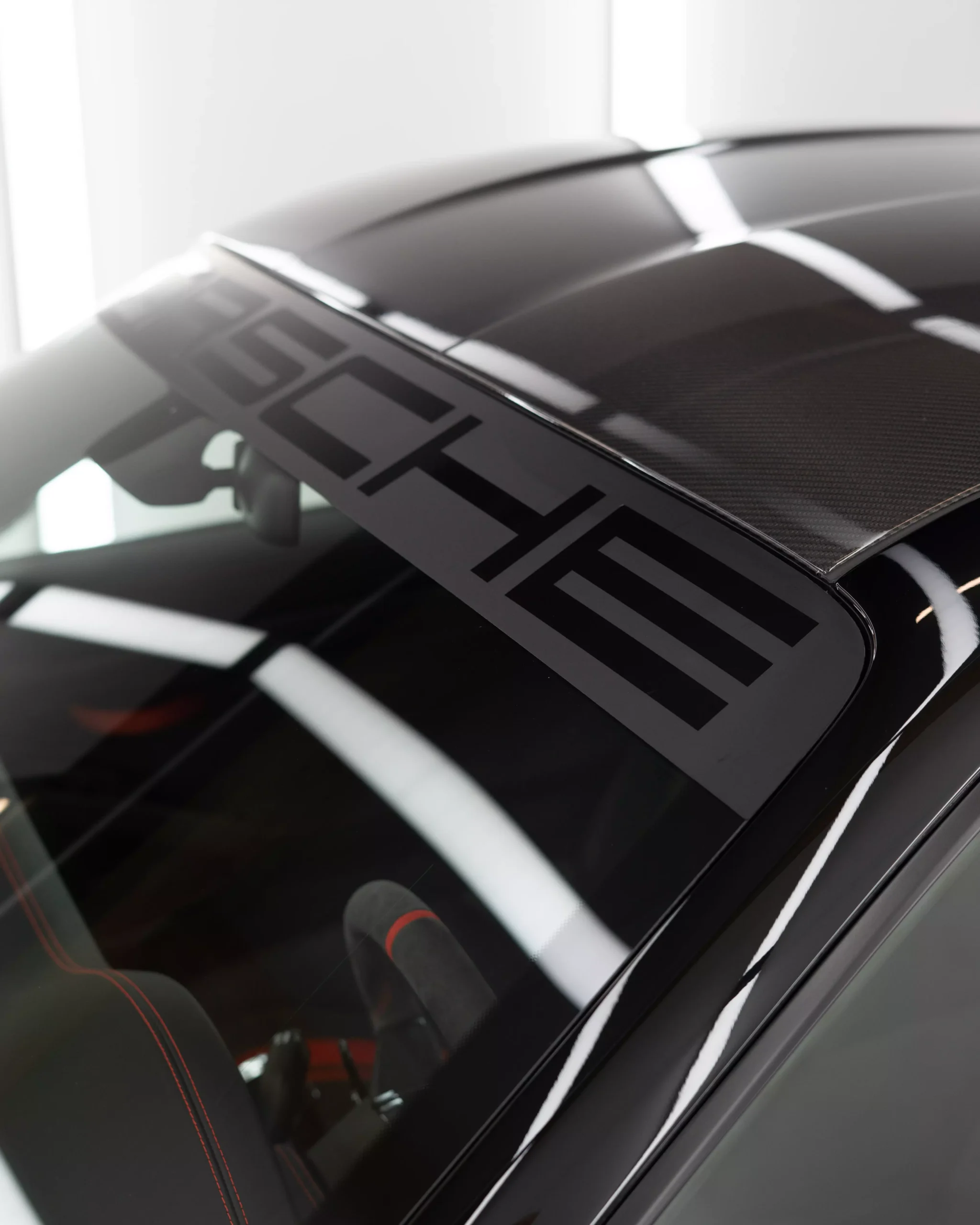 Scheibenband in schwarz an einem Porsche 911