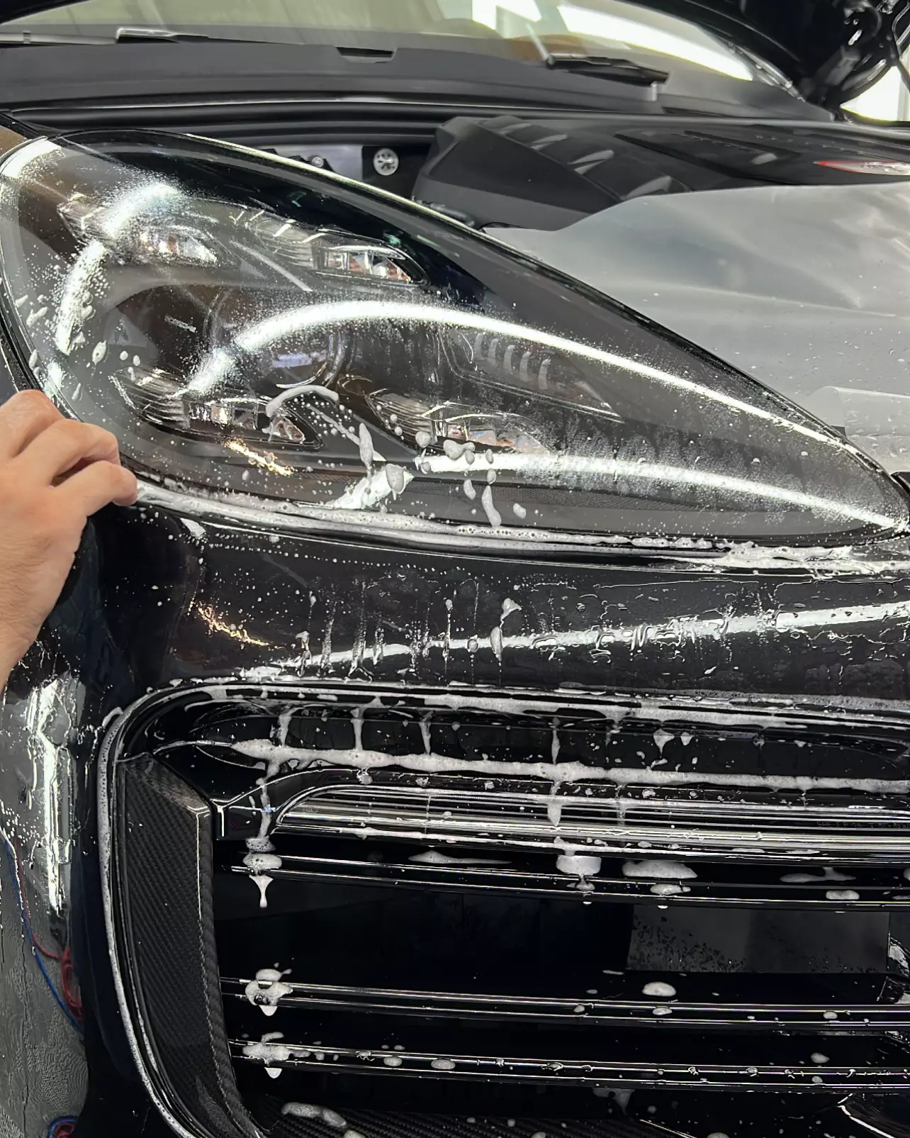 Anbringen der Lackschutzfolie an der Frontstoßstange eines Porsche Cayenne GTS bei GLAXI in Schwäbisch Hall