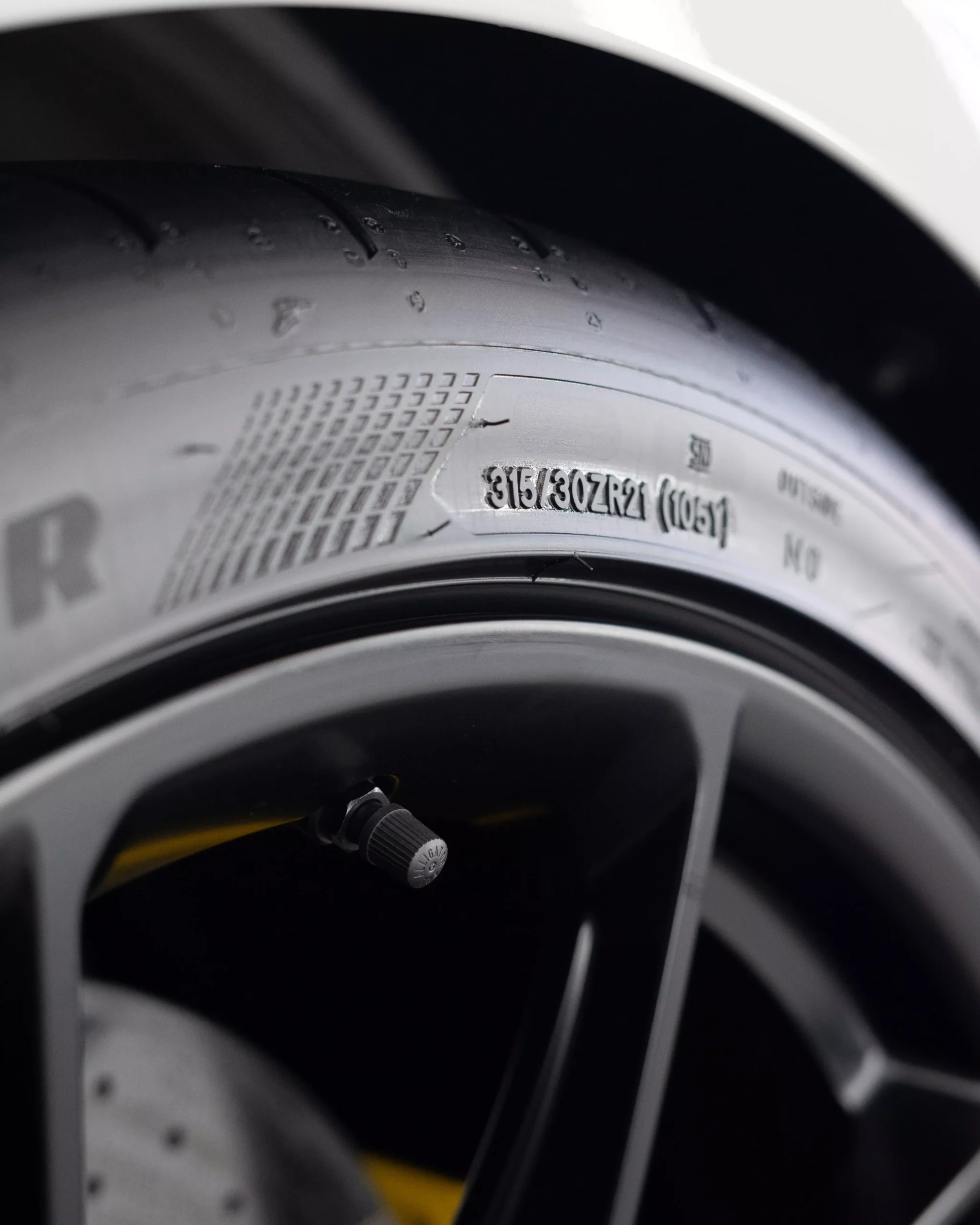 Reifen eines Porsche 992 911 GT3 bei der Firma GLAXI in Schwäbisch Hall. Der Wagen erhielt eine Lackschutzfolierung.