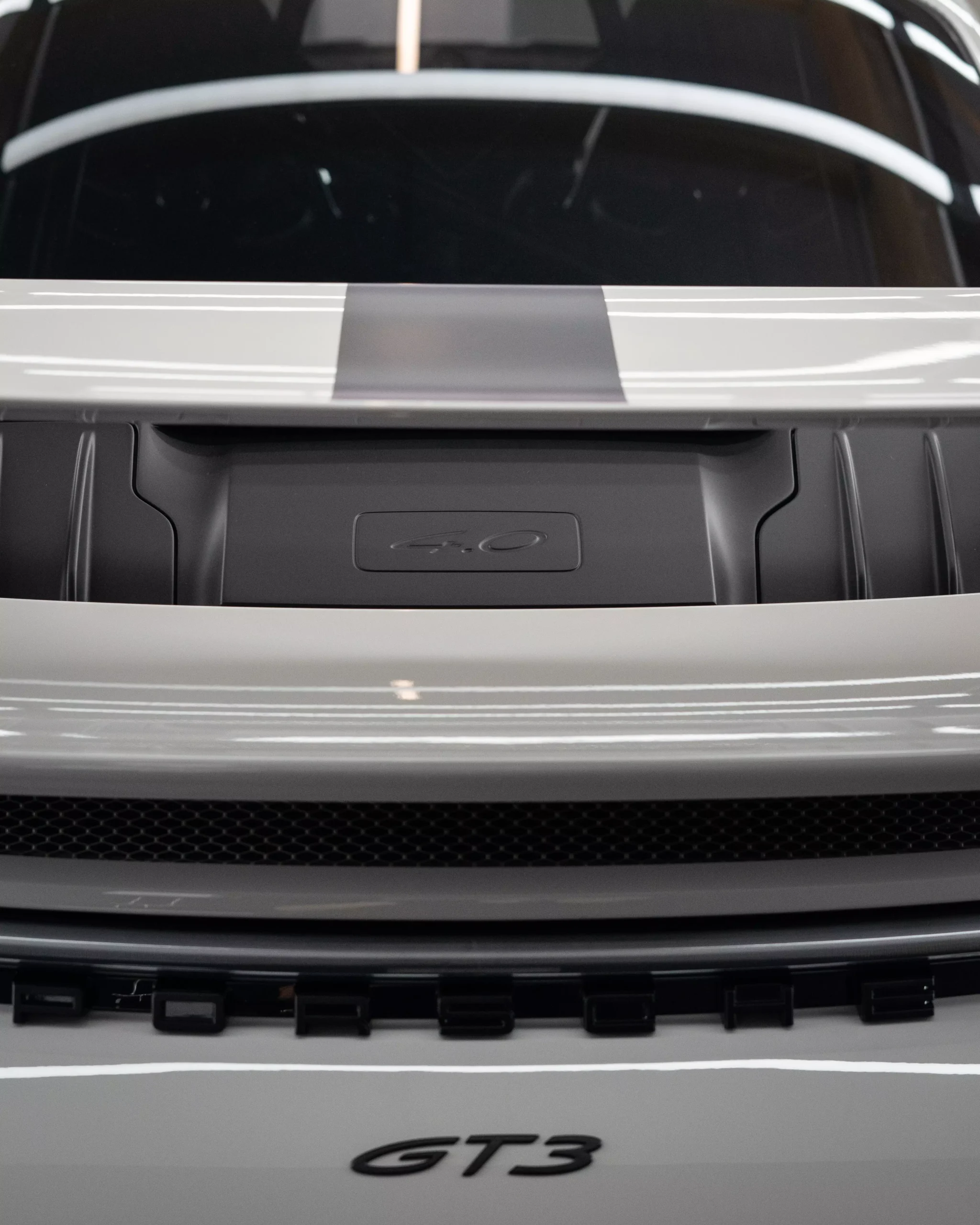 Verarbeitung der Steinschlagschutzfolierung inkl. Designstreifen am Porsche 992 GT3.