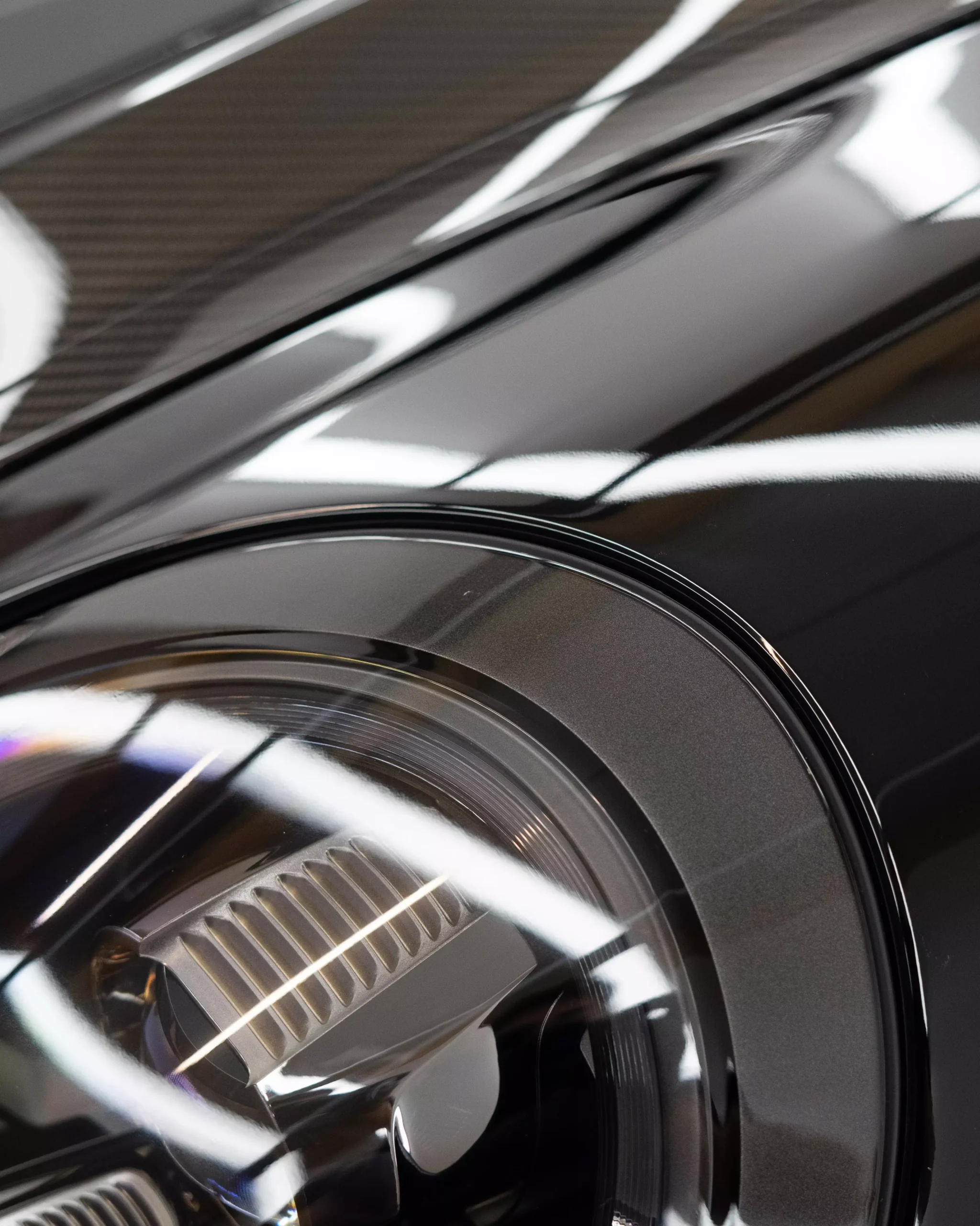 Verarbeitung der Lackschutzfolie am Scheinwerfer eines Porsche 911