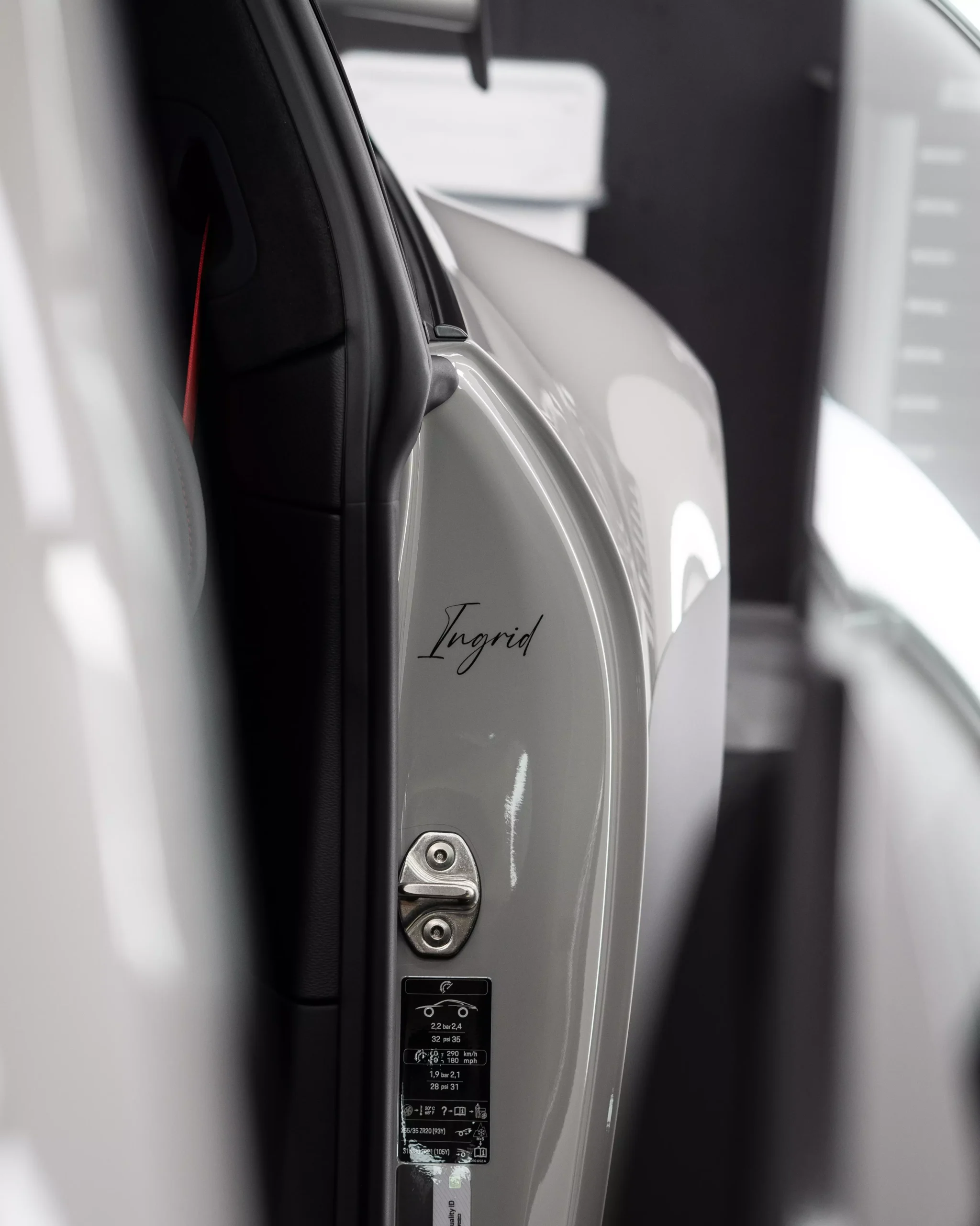 Türeinstieg des Porsche 992 911 GT3 in kreide.