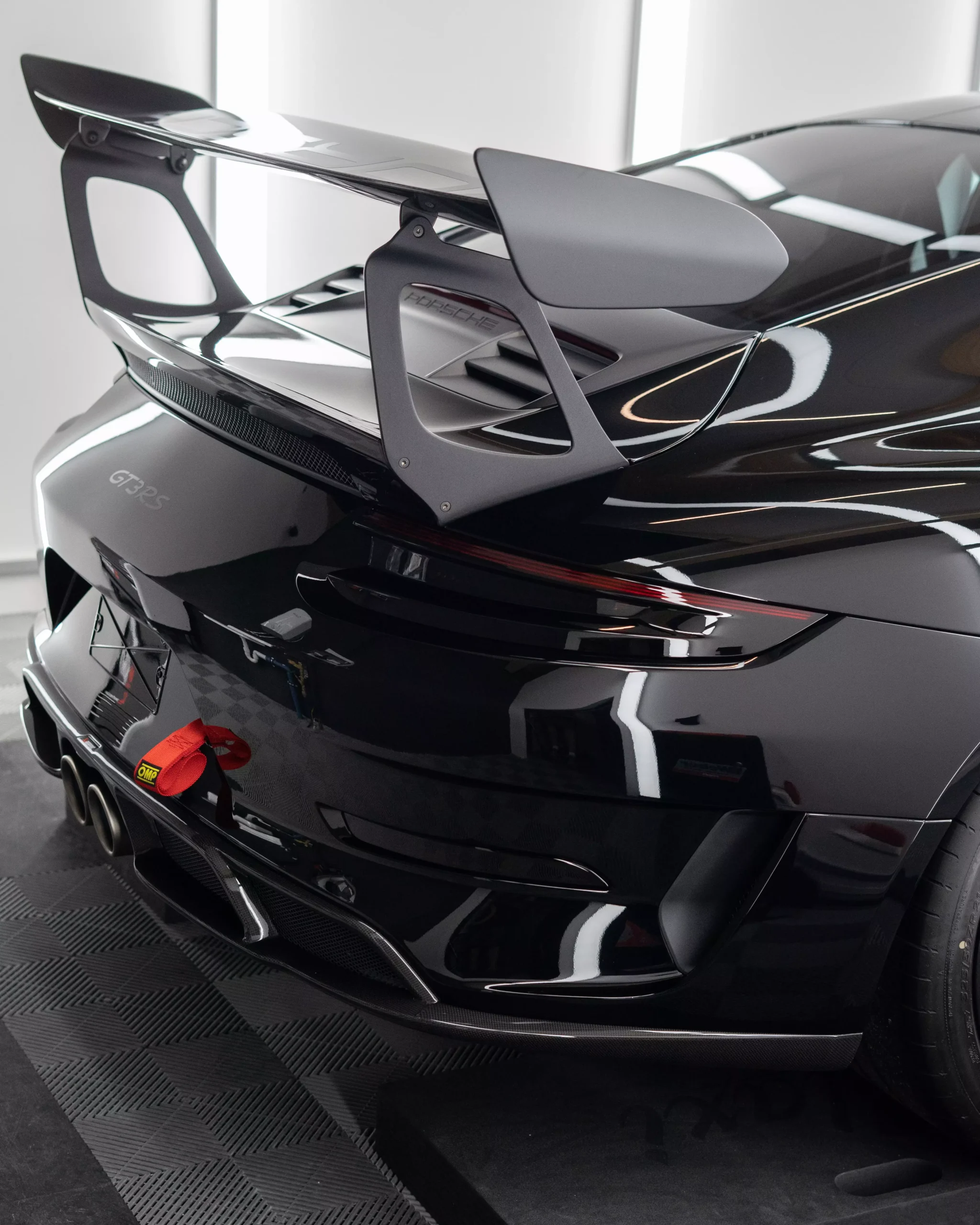 Heckstoßstange mit Tuning und getönten Rückleuchten am Porsche 911 991.2 GT3RS