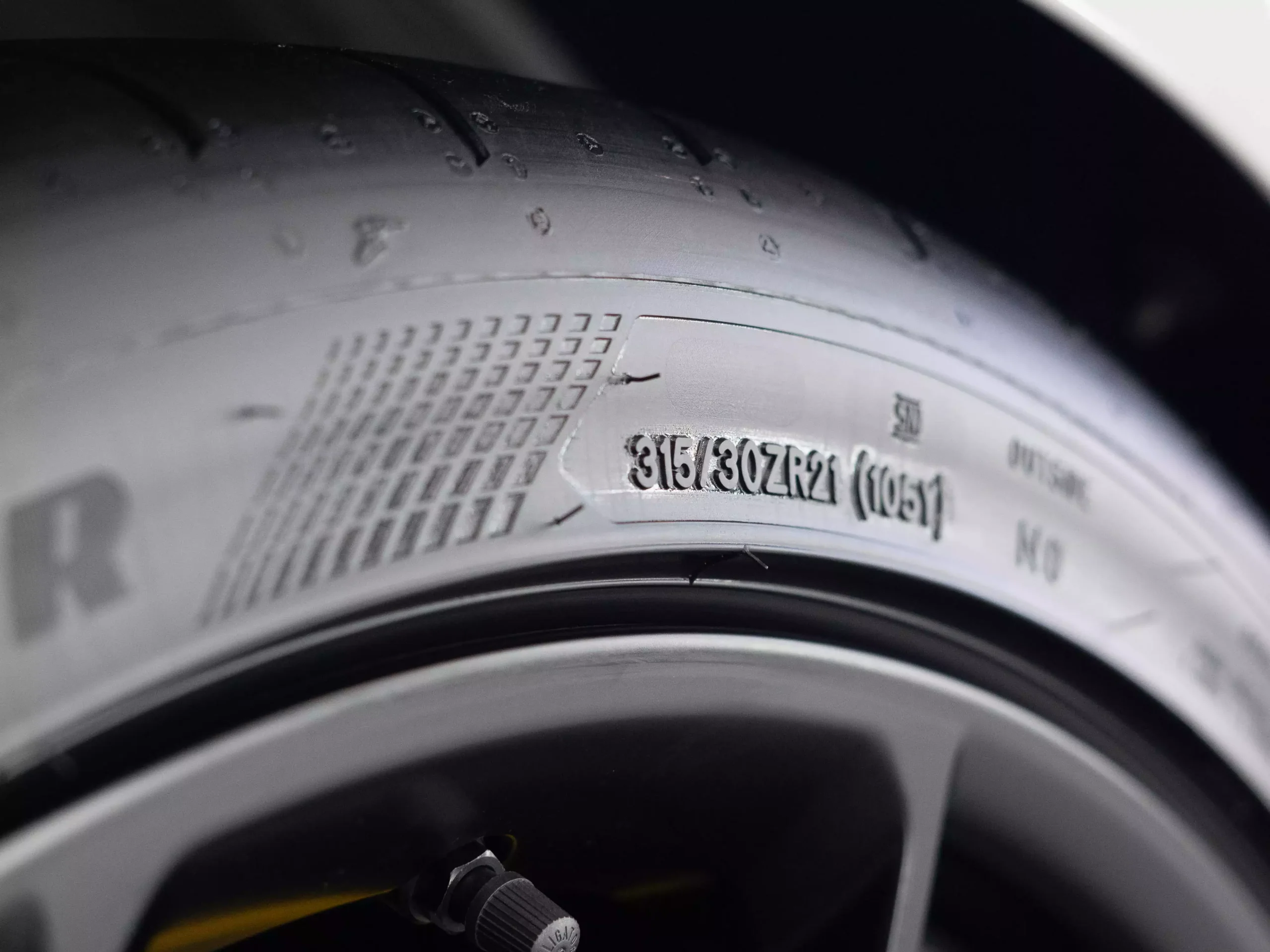 Porsche 911 992 GT3 Hinterreifen mit Reifengel eingerieben nach der Lackpflege.