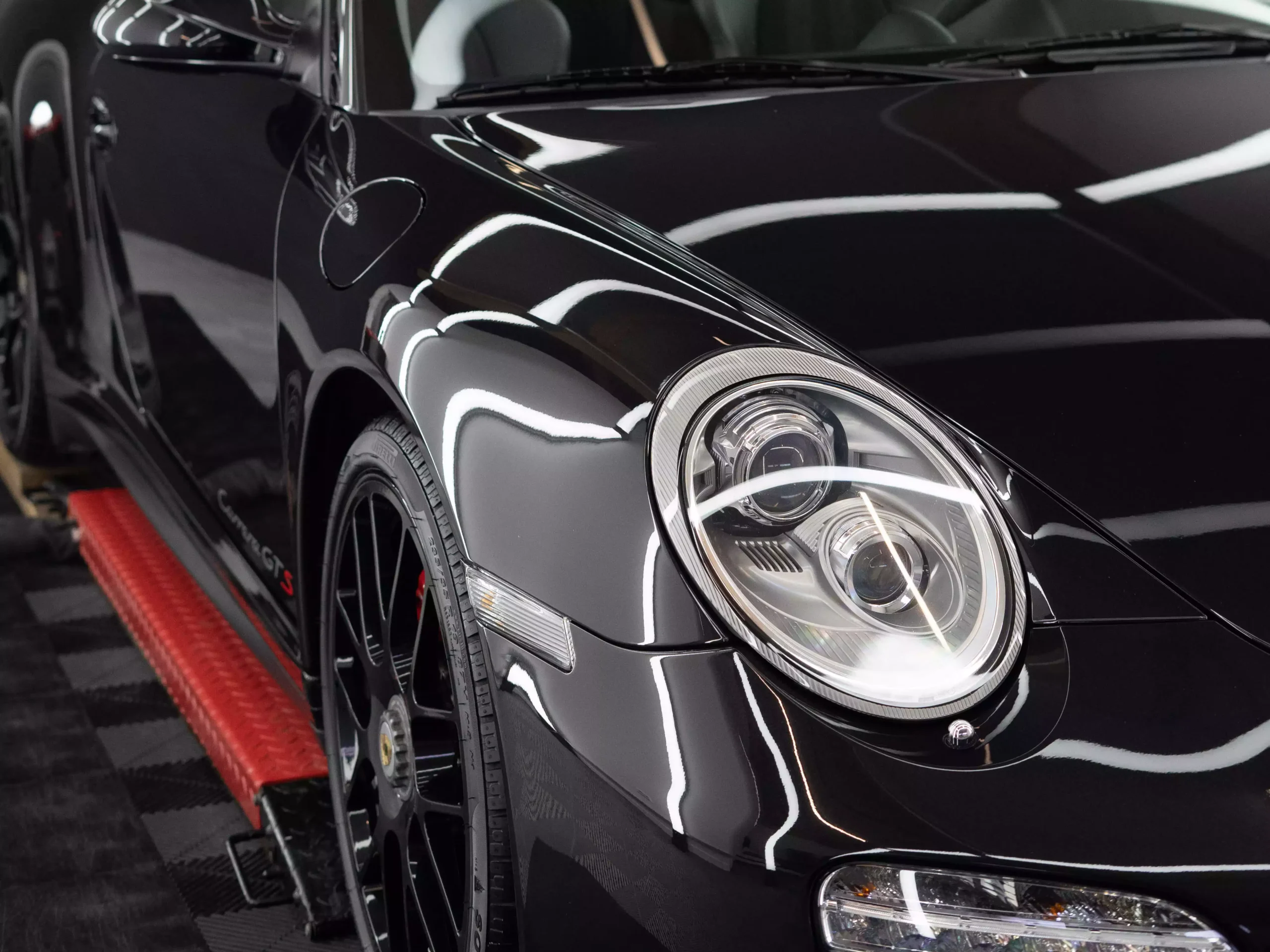 Porsche Carrera 997 GTS Keramikversiegelung nach Lackpflege in basaltschwarzmetallic.