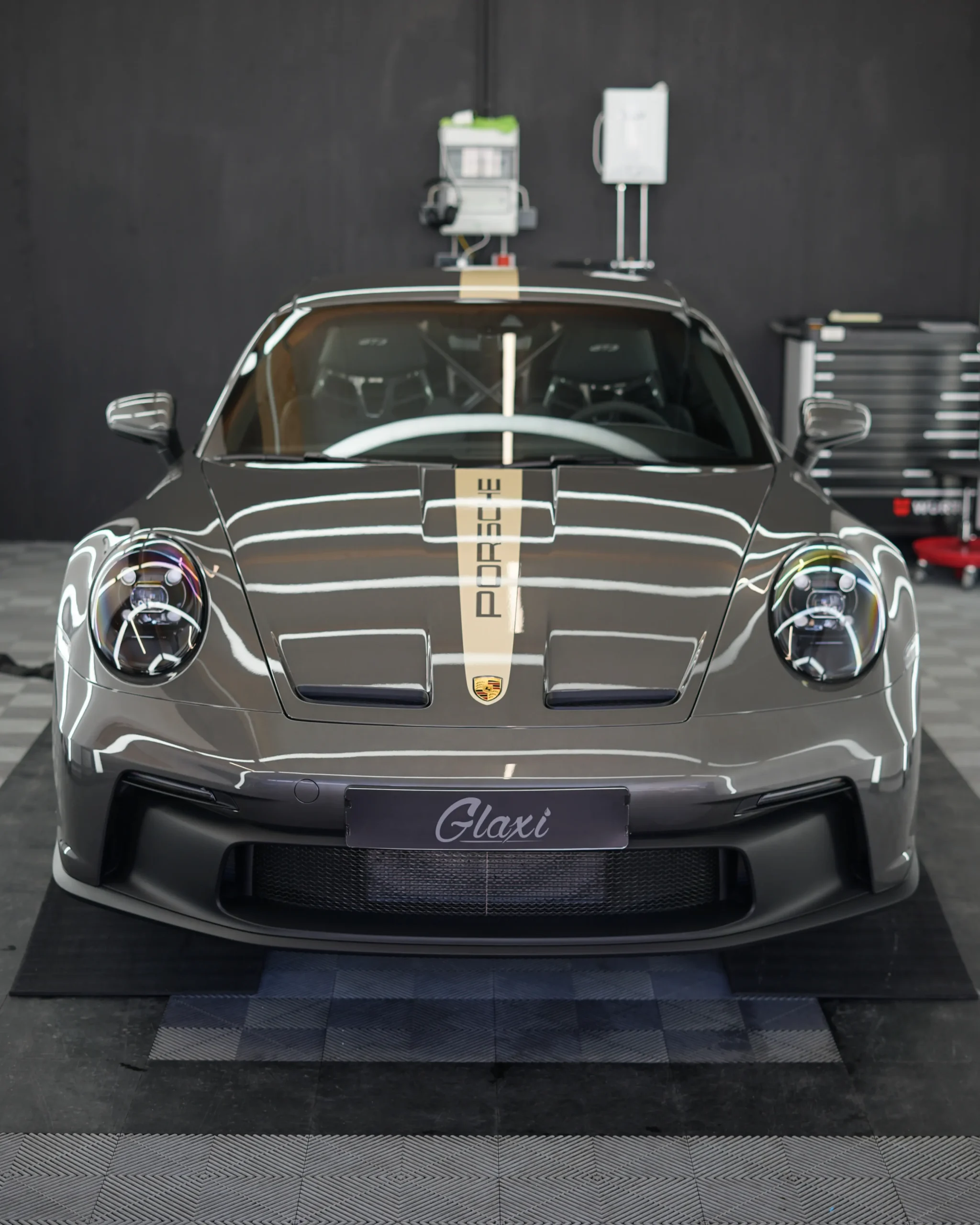 Die keramikversiegelte Front eines Porsche Sportwagen, dem 911 GT3 in Achatgrau.