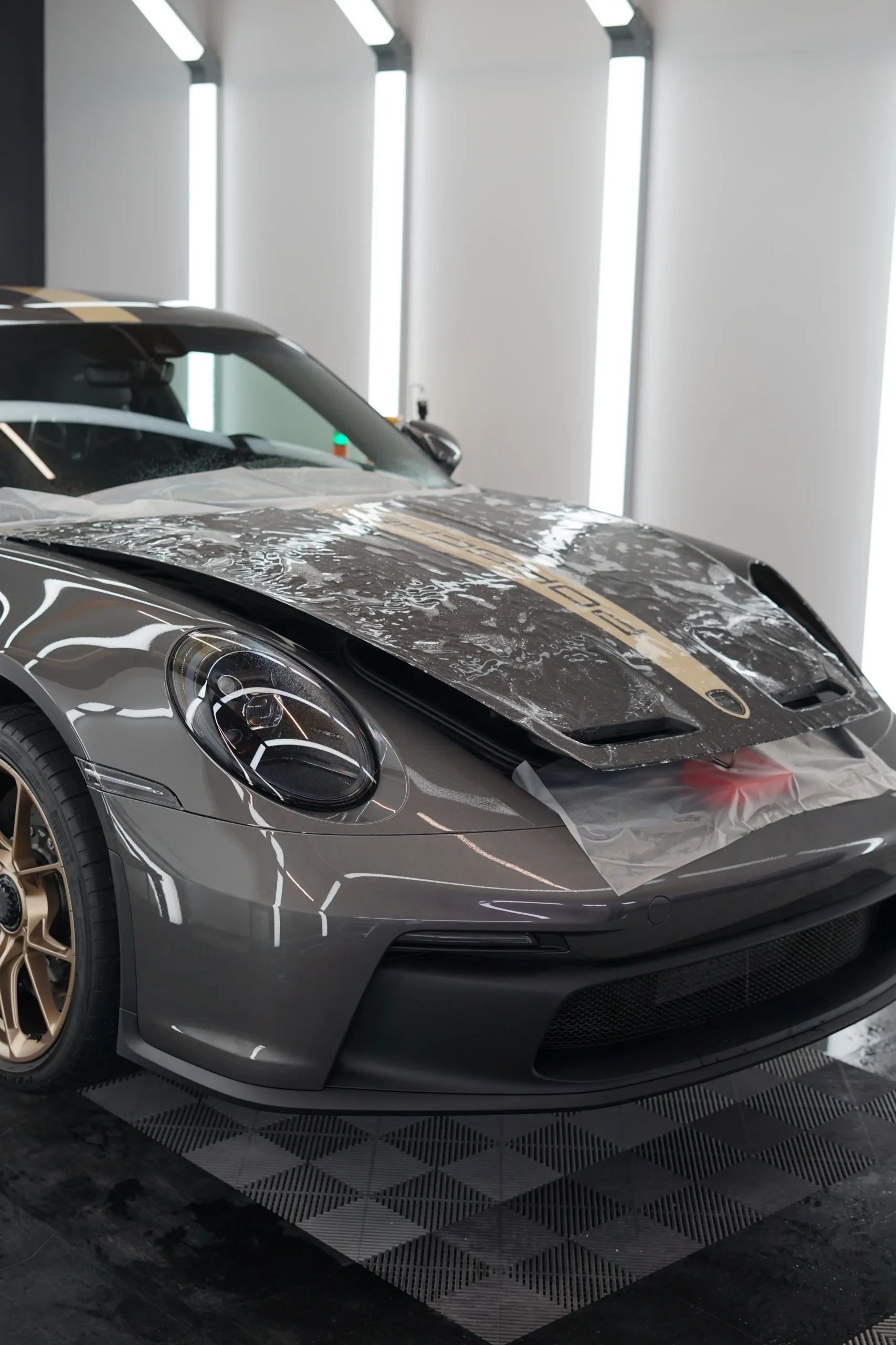 Die Arbeitsweise der GLAXI GmbH Folierungsprofis an einem PORSCHE 911 GT3.