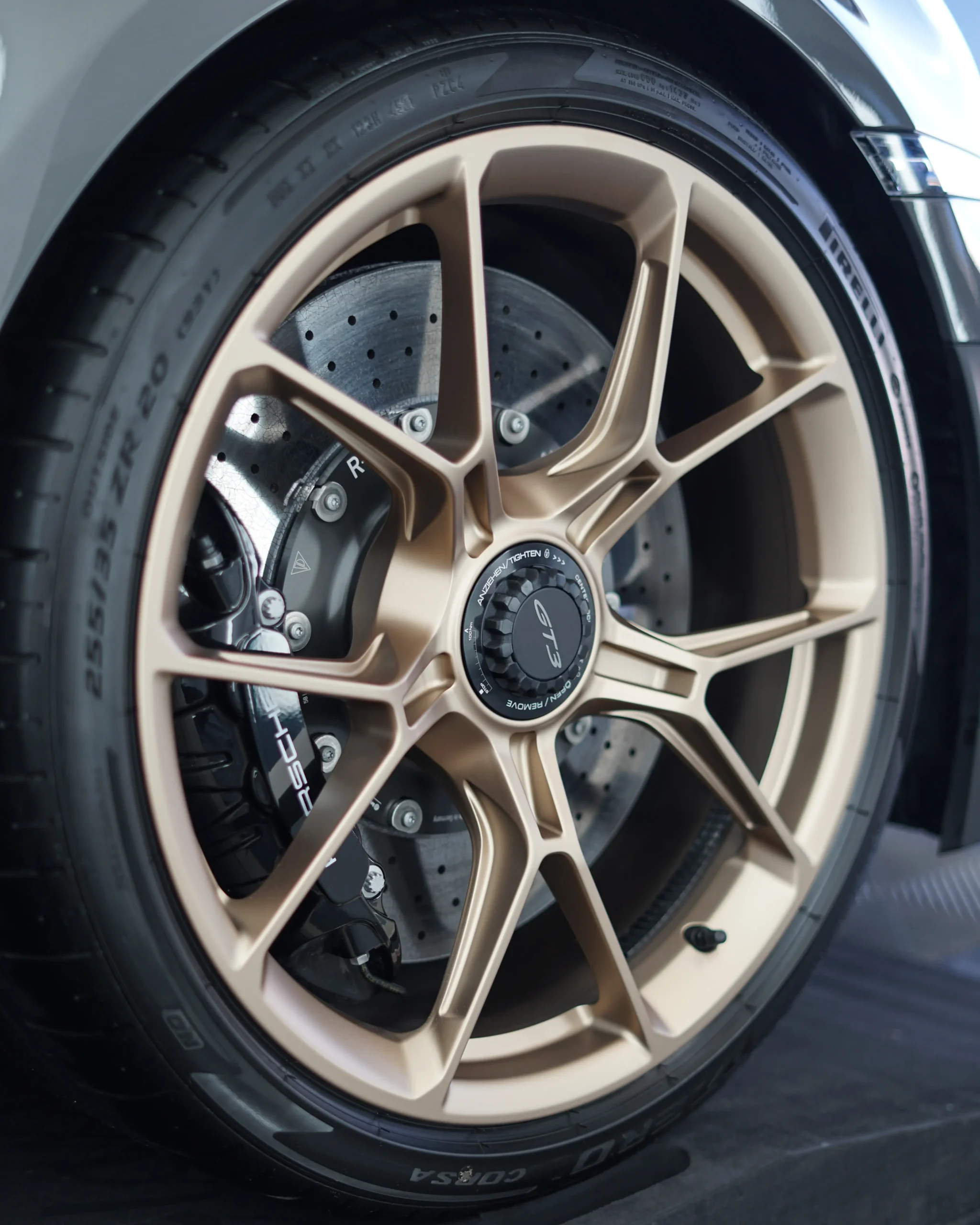 Die perfekt keramikversiegelten Neodym Felgen eines Porsche 992 GT3 nun noch schicker.