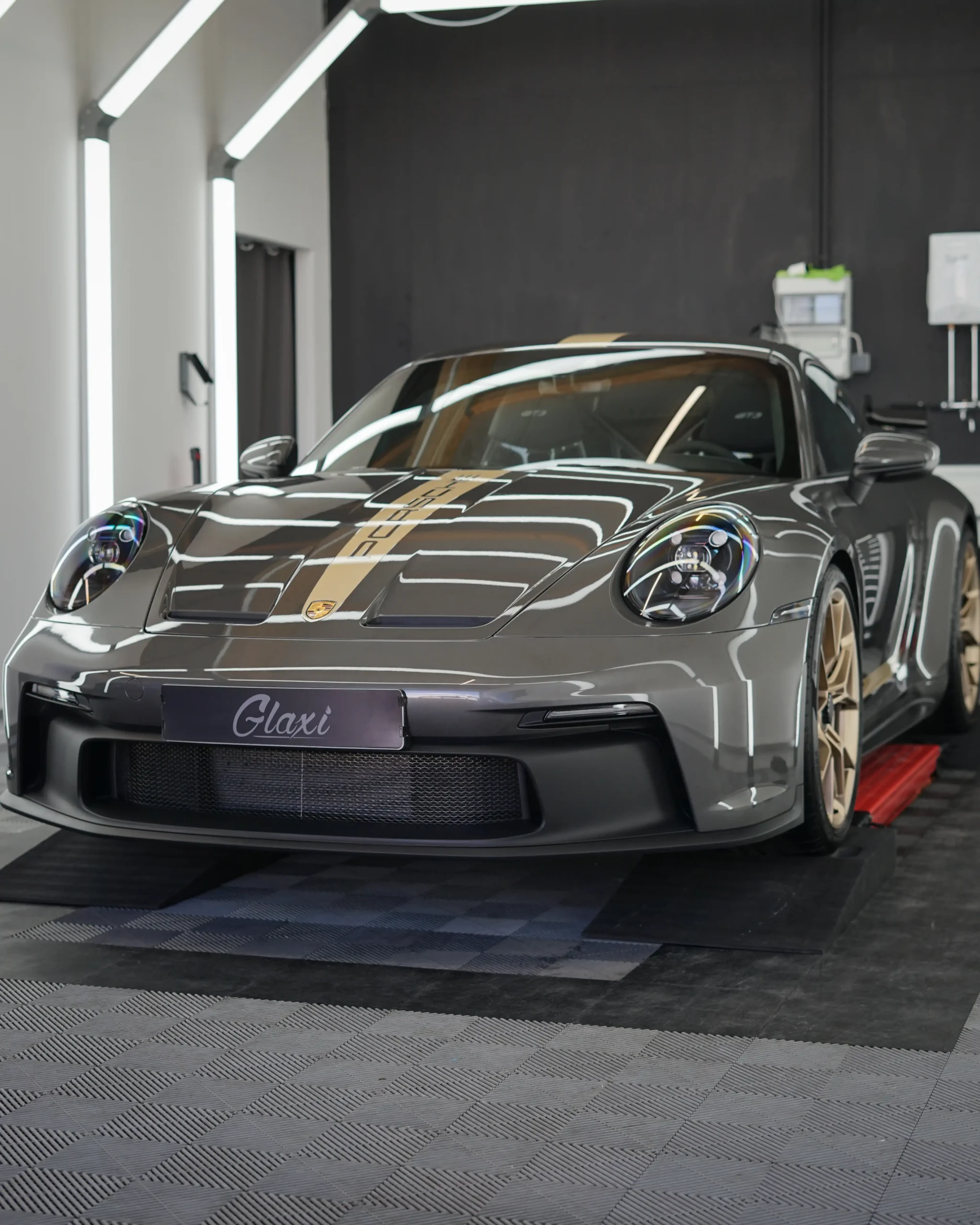 Wundervolle Frontansicht eines erstklassig folierten Porsche 992 GT3 in Achatgrau Metallic.