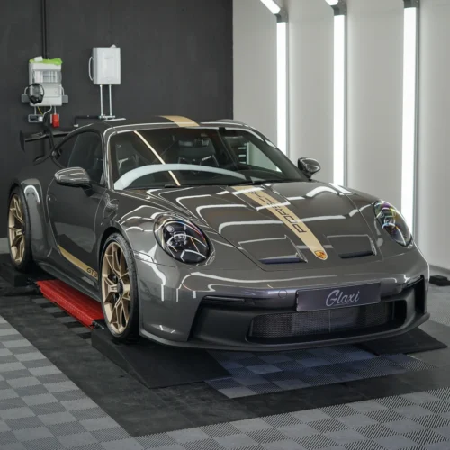 Eine sorgfältig angebrachte Lackschutzfolierung an einem limitierten Porsche 992 GT3