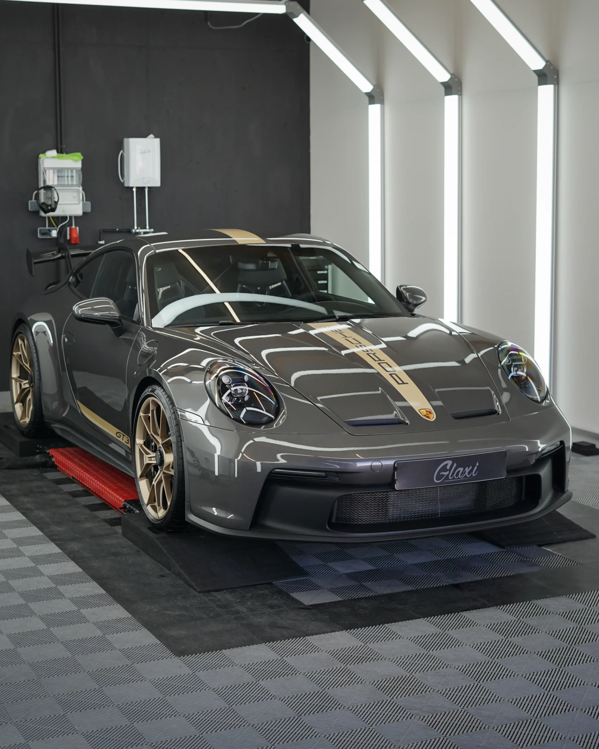 Eine sorgfältig angebrachte Lackschutzfolierung an einem limitierten Porsche 992 GT3