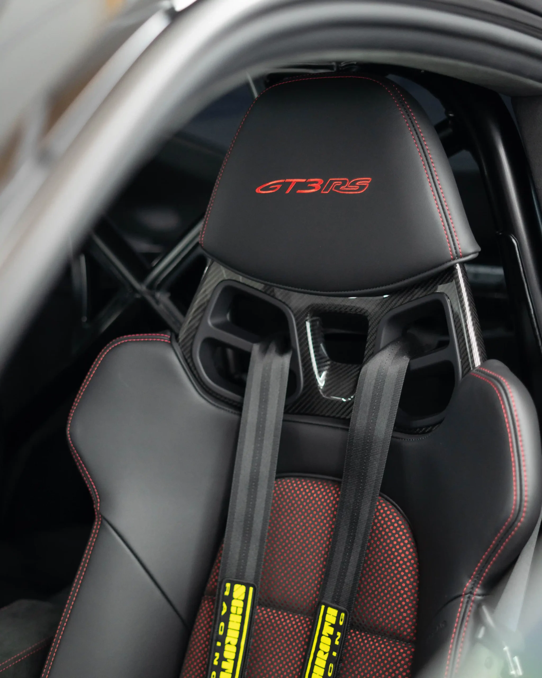 Farblich passendes Interieur zu den Felgen sowie einer Folierung in der Farbe Pyrored an einem Porsche 992 GT3RS