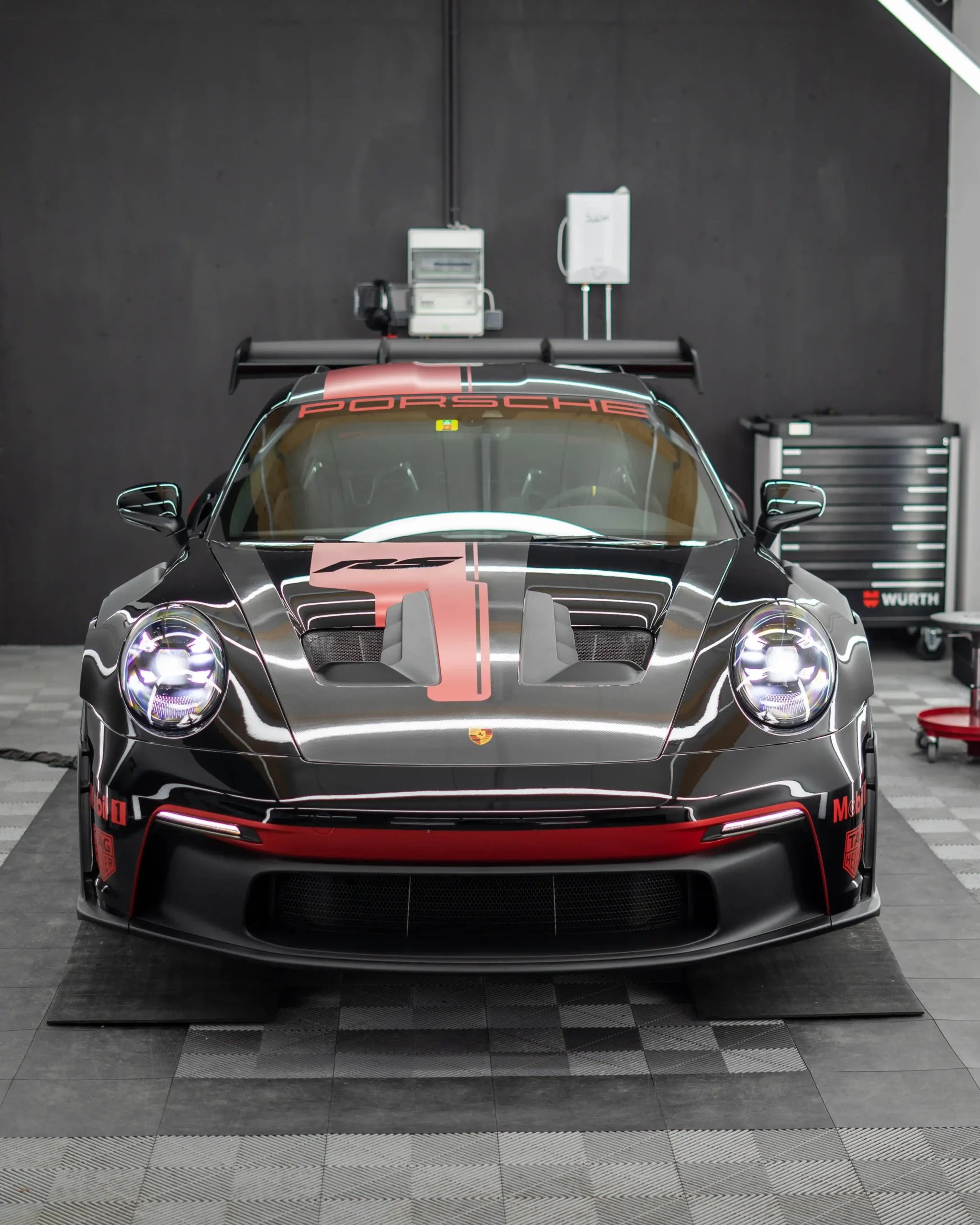 Die aggressive Front des neuen und begehrten Porsche 992 GT3RS geschützt durch eine Design und Lackschutzfolierung