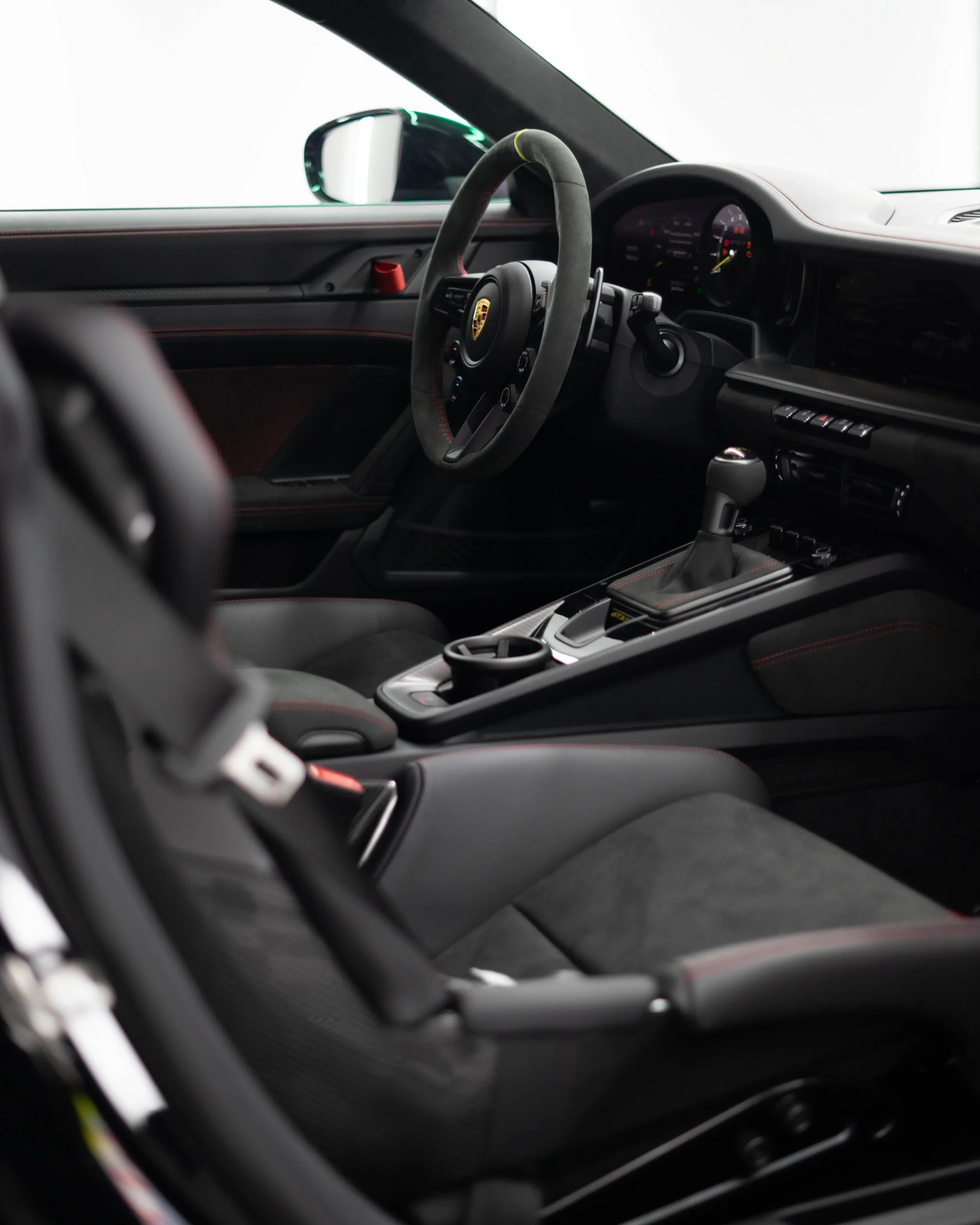 Sehr gepflegtes Interieur das farblich extrem gut zum Exterieur des Porsche 992 GT3RS passt.