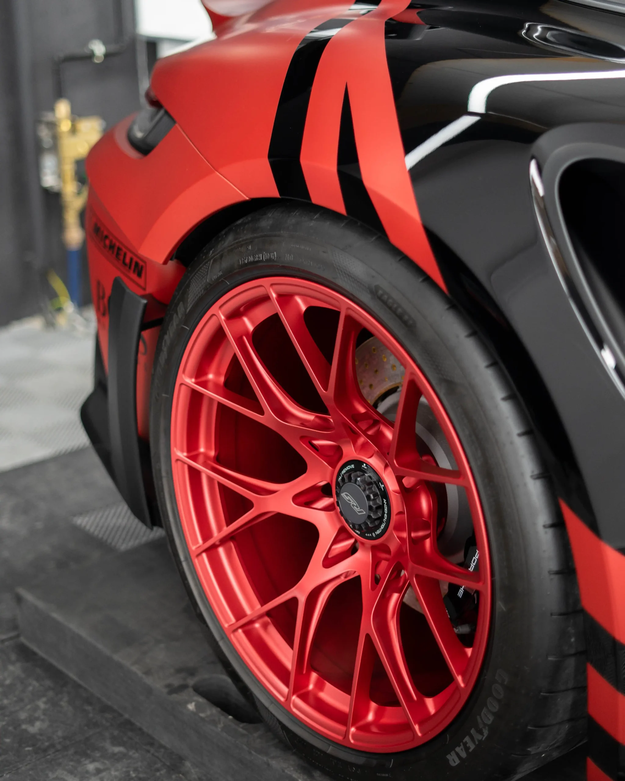 Keramik versiegelte Porsche Pyrored Felgen an einem 992 GT3RS