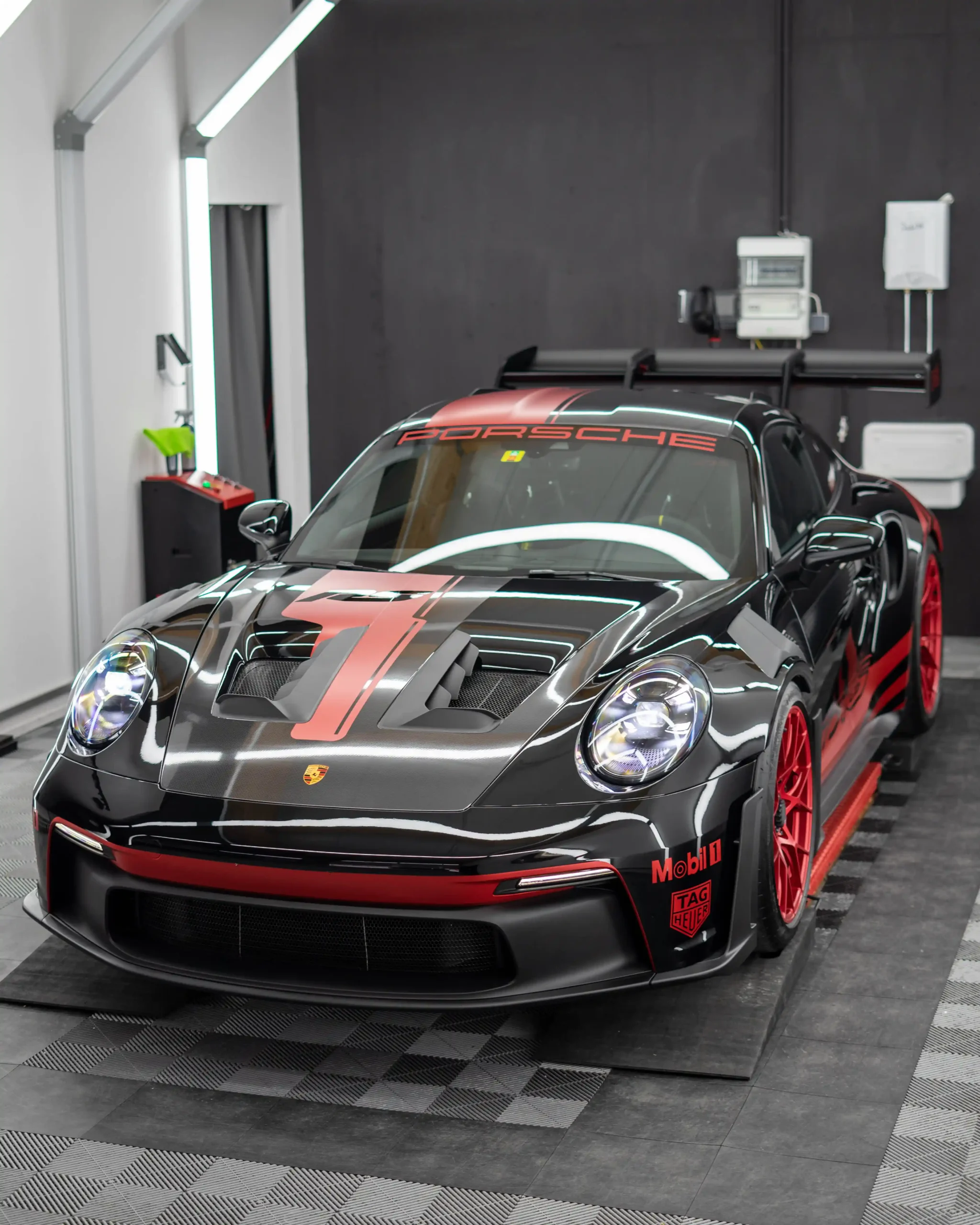 Eine Lackschutzfolierung mit Design an einem Porsche 992 GT3 RS