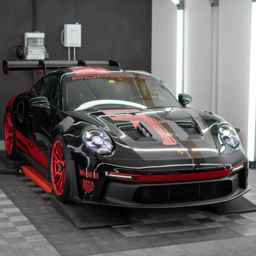 Eine Lackschutzfolierung und eine Designfolierung an einem neuen Porsche 911 GT3RS