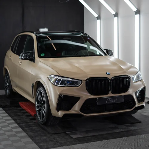 Ein ursprünglich weißer BMW X5 M Competition der dank der GLAXI Vollfolierung nun beige ist.