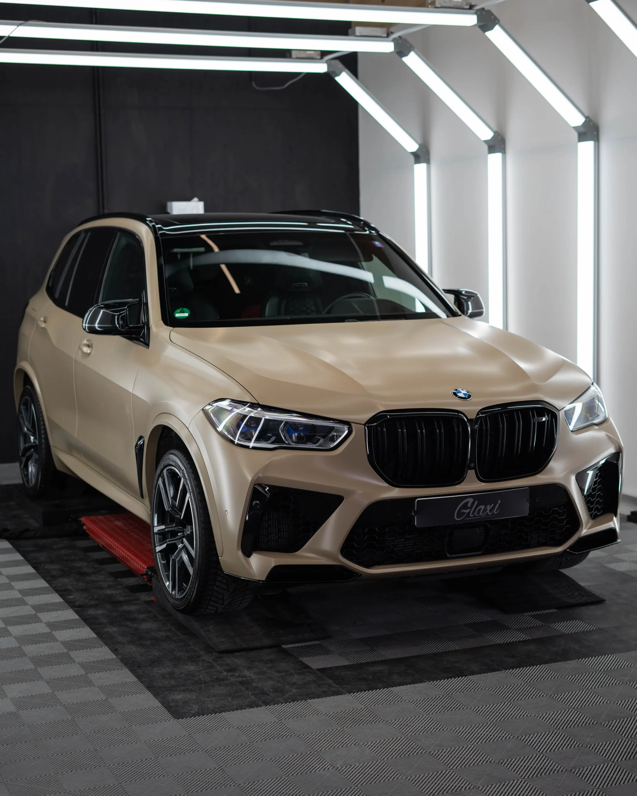 Ein ursprünglich weißer BMW X5 M Competition der dank der GLAXI Vollfolierung nun beige ist.