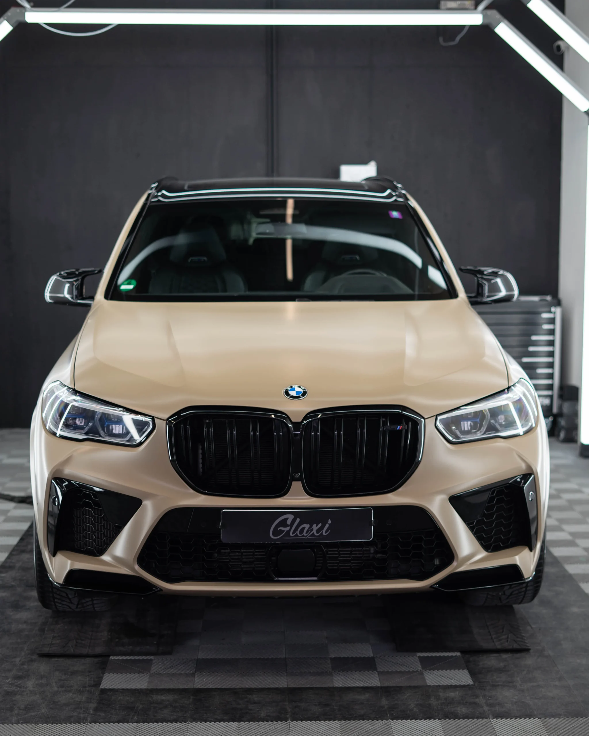 Ein wahrer Bayer! Diesem BMW X5 M Competition steht seine Vollfolierung in hellbraun richtig gut.