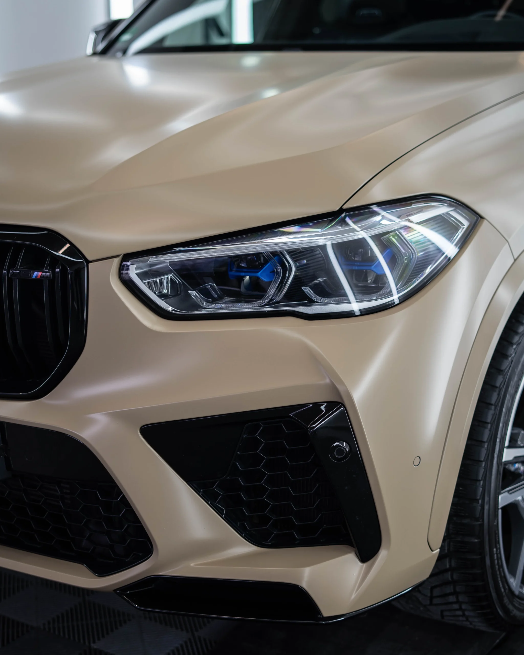 Ein wahrer Monster SUV aus Bayern wie dieser BMW X5 M Competition macht auch den Porsche SUVs Konkurrenz.