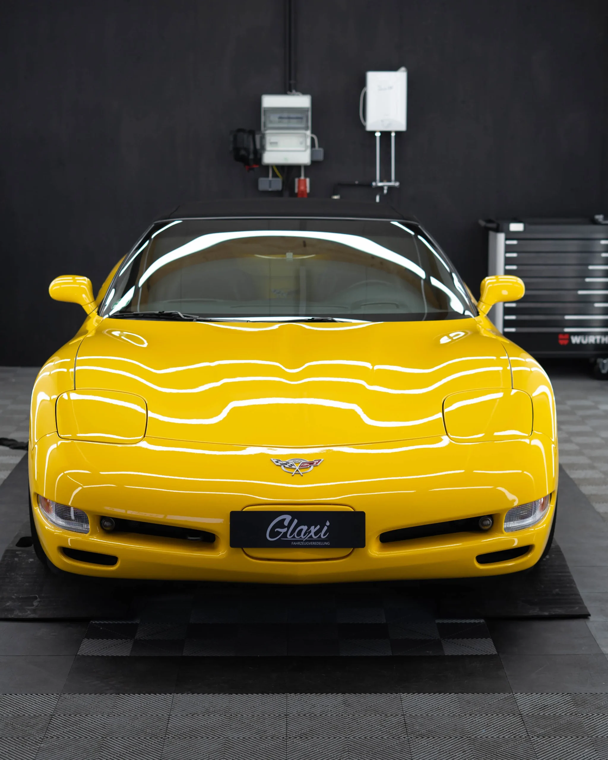 Diese gelbe Corvette C5 ist eins der amerikanischen Musclecars aus der Zeit der Jahrtausendwende.