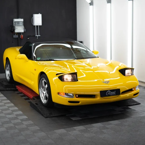 Typisch amerikanisch bis ins kleinste Detail ist das Motto dieser Chevrolet Corvette C5 in gelb.