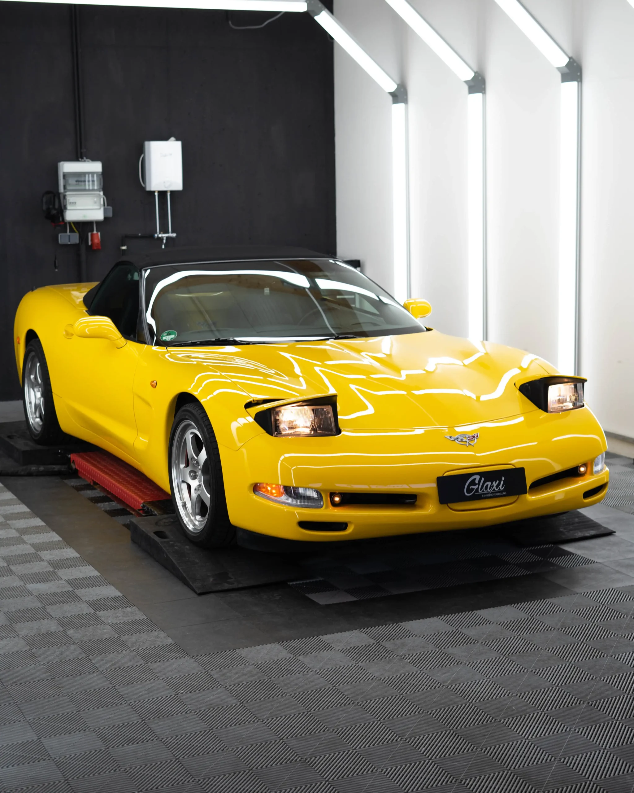 Typisch amerikanisch bis ins kleinste Detail ist das Motto dieser Chevrolet Corvette C5 in gelb.