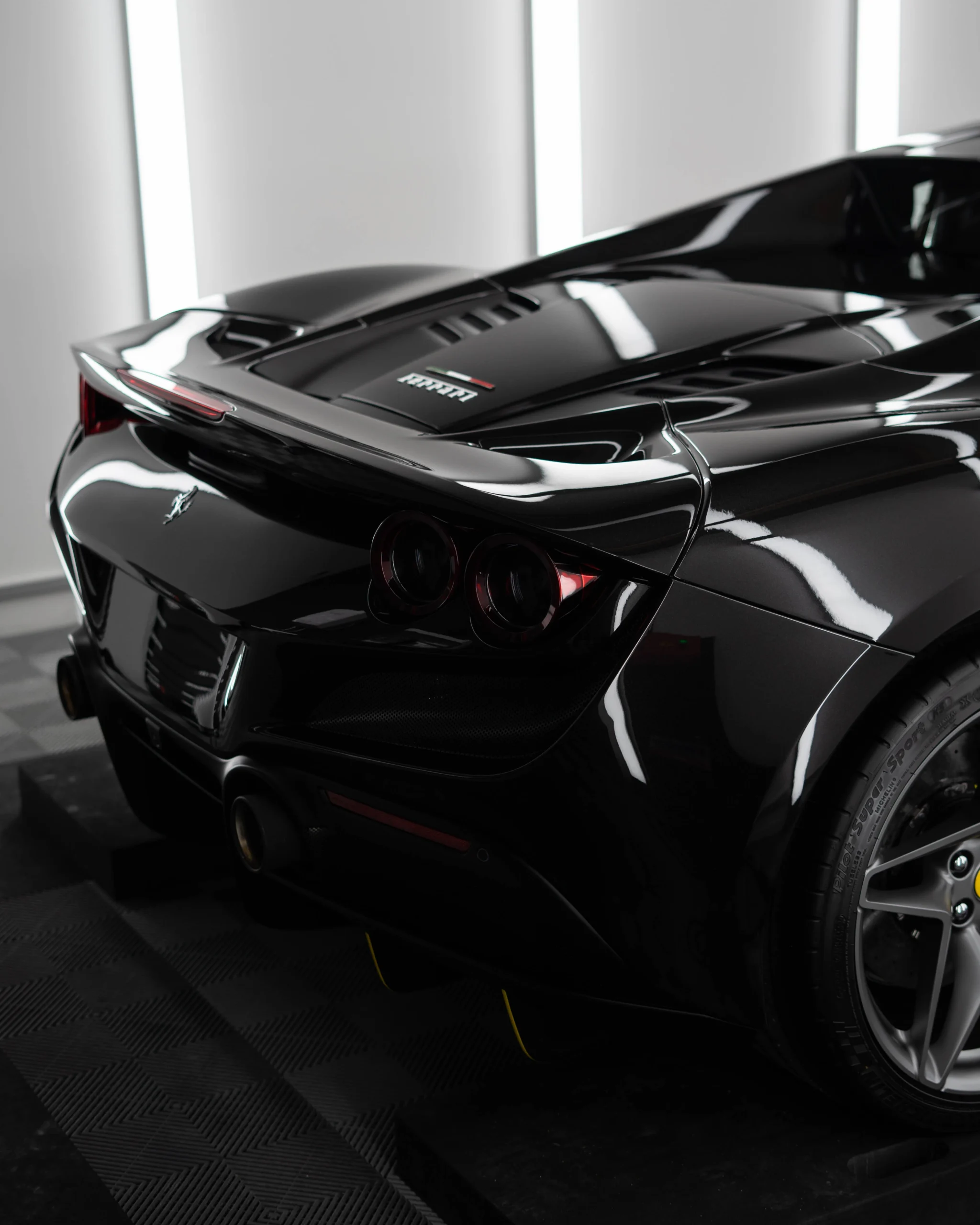 Luxuriöse Eleganz und Motorsport typische Leistung kombiniert in einem Fahrzeug, dem Ferrari F8 Spider.