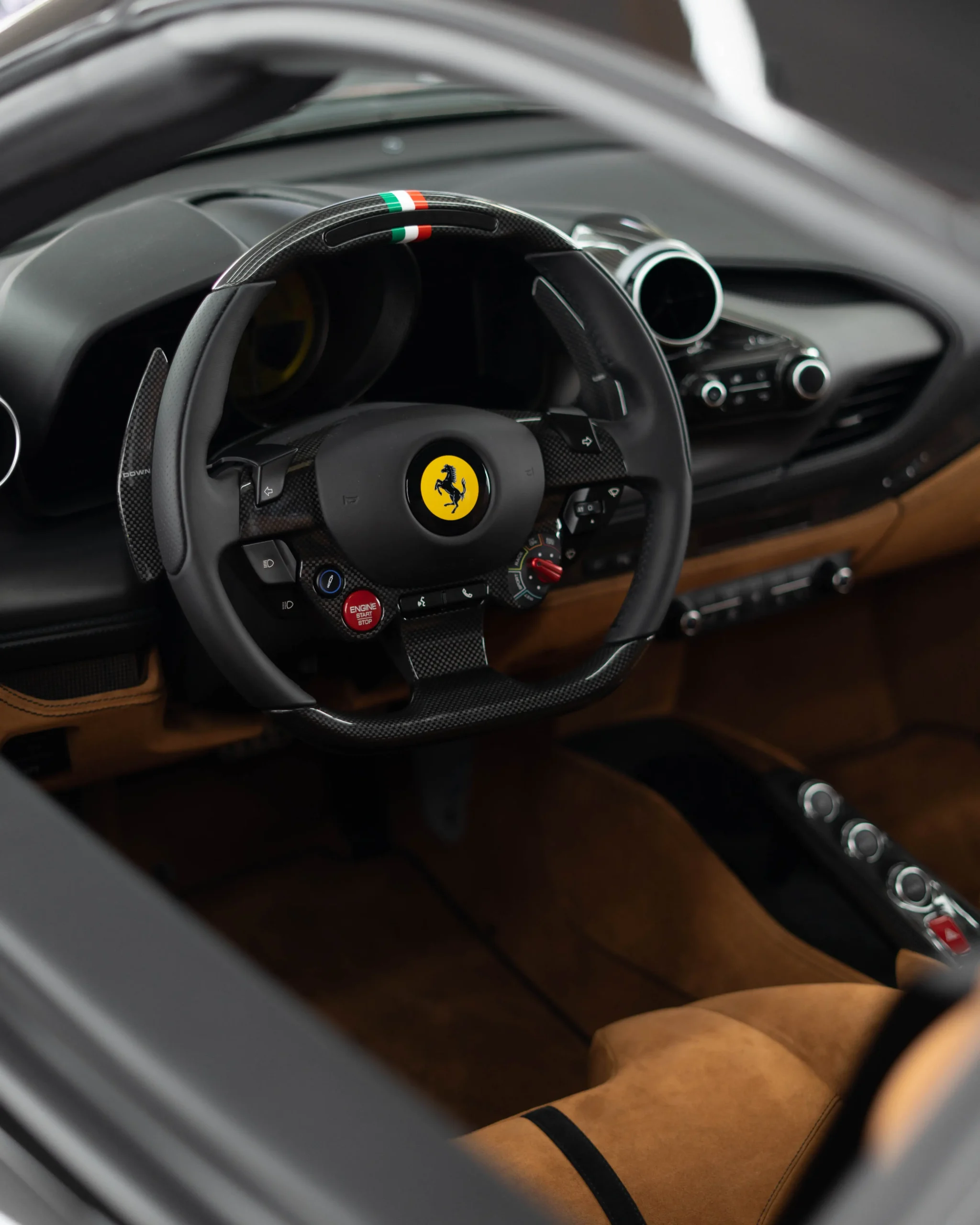 Toll bis ins kleinste Detail sind viele Sportwagen dieser Ferrari F8 Spider ist es aber definitiv.