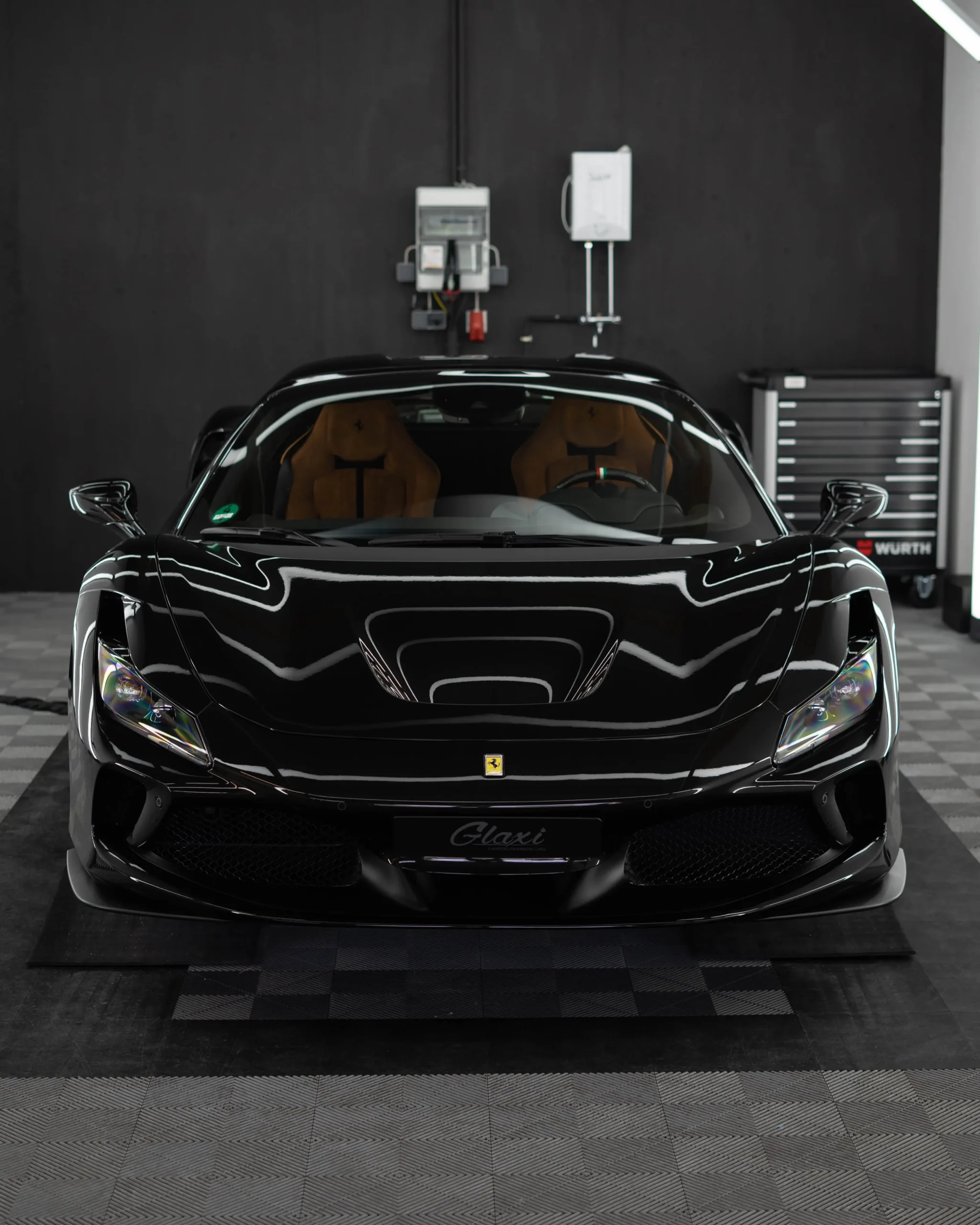 Ein wahnsinnig gut aussehender Ferrari F8 Spider in Mafia typischem Schwarz.