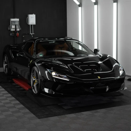 Schnell, elegant und einfach ein Statussymbol, dieser schwarze Ferrari F8 Spider ist wirklich beeindruckend.