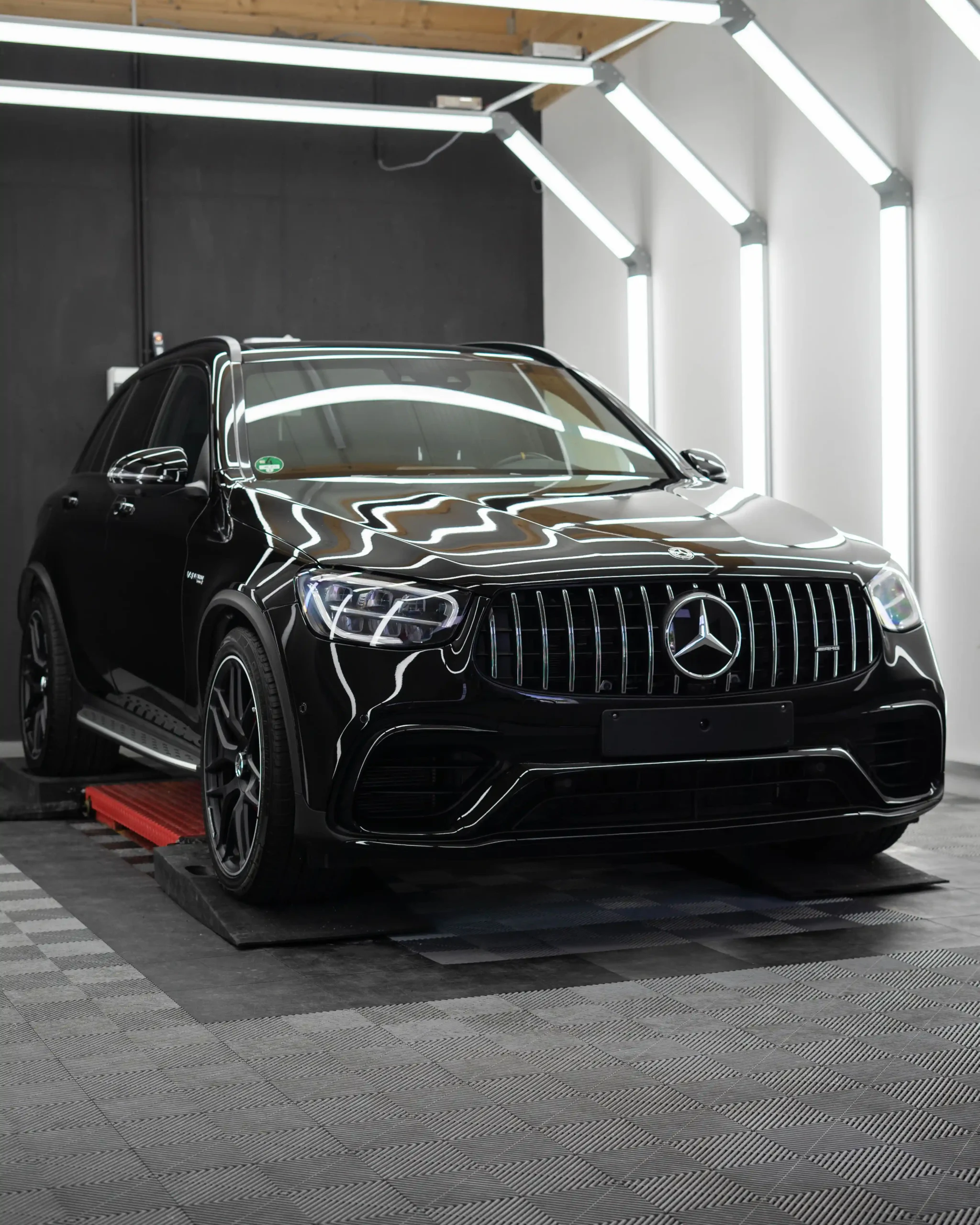 Komplett verständlich ist es wenn jemand sich wünscht so einen Mercedes AMG GLC 63S zu fahren.