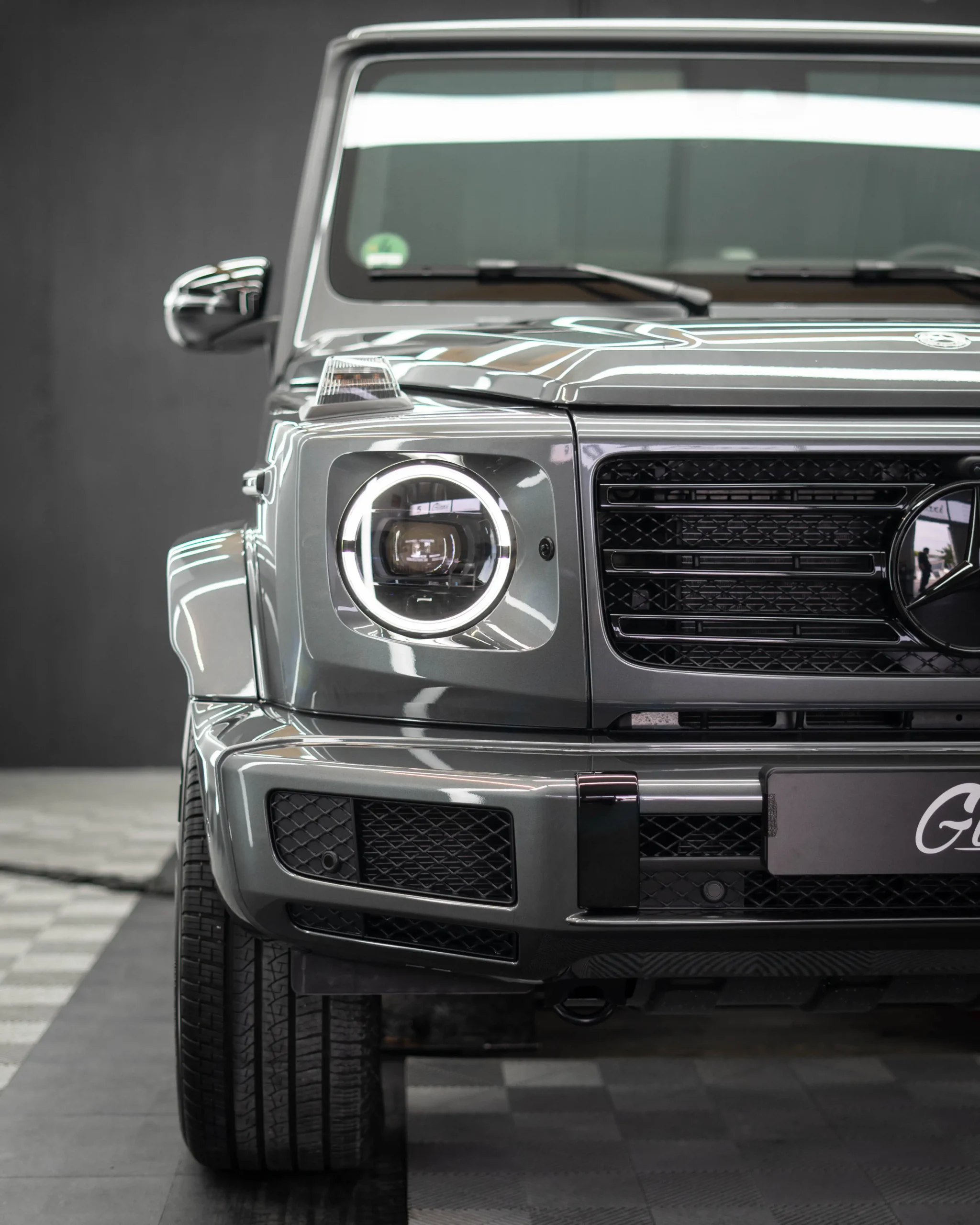 Eine teure aber dennoch sehr begehrte G-Klasse in Grau. Im spezifischen handelt es sich um einen Mercedes Benz G400d.